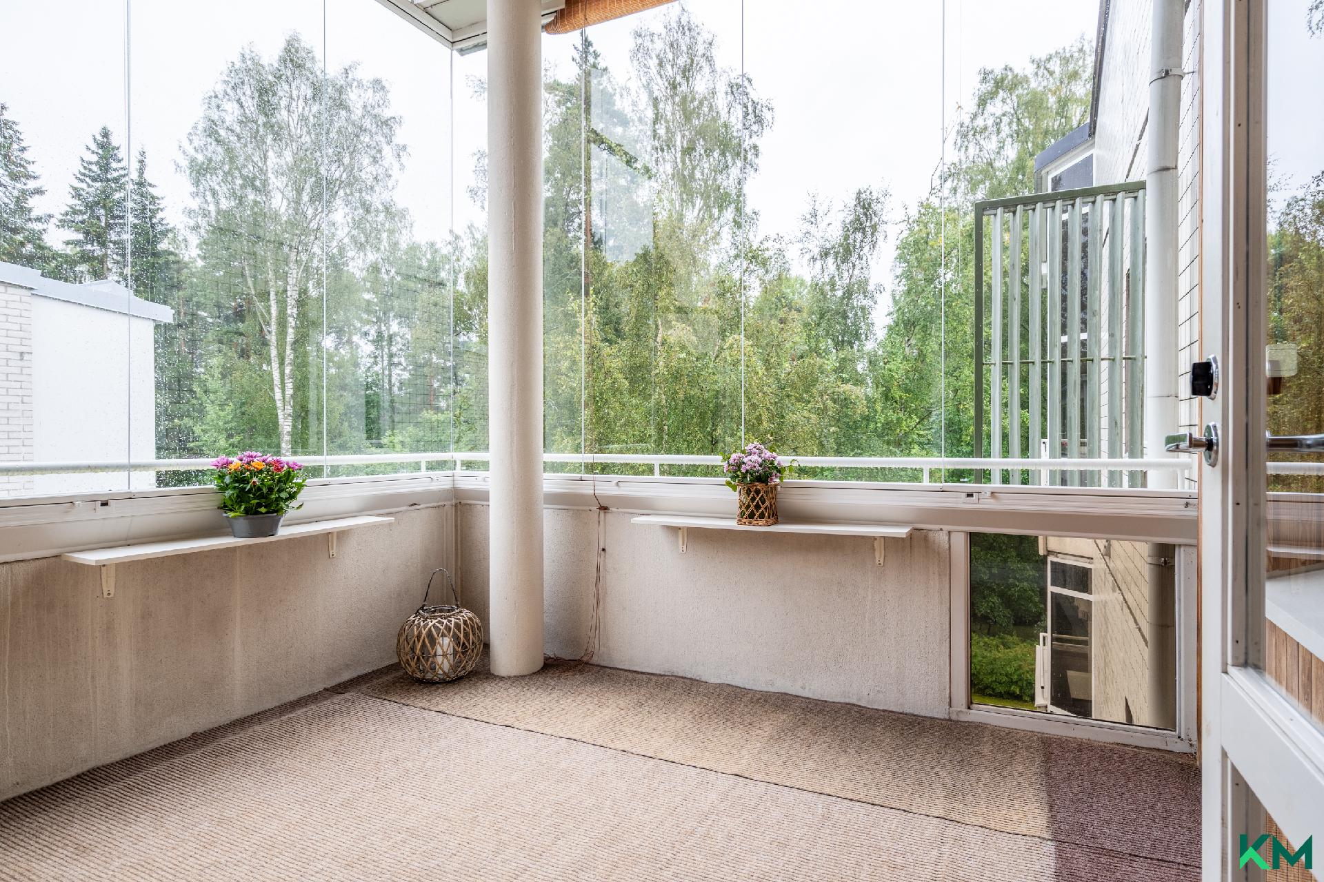 Parvekkeelta avautuu vehreä näkymä - Från balkongen öppnar sig en grönskande utsikt. 