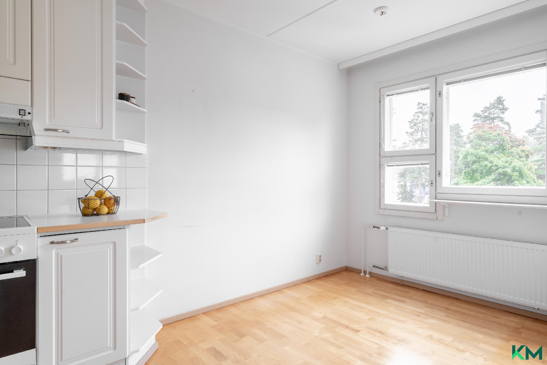 Ruokailutila on keittiön yhteydessä - Matplatsen är invid köket. 