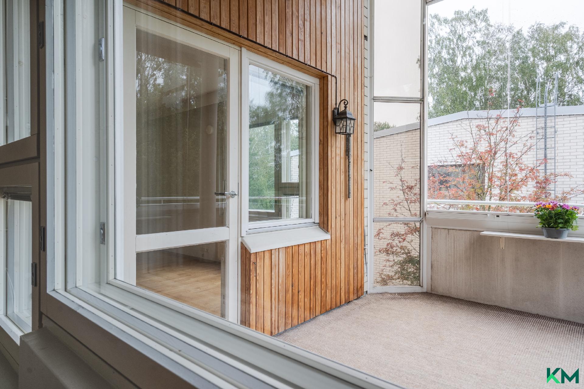 Ison parvekkeen saa kalustettua monipuolisesti - Den stora balkongen kan möbleras på ett mångsidigt sätt.