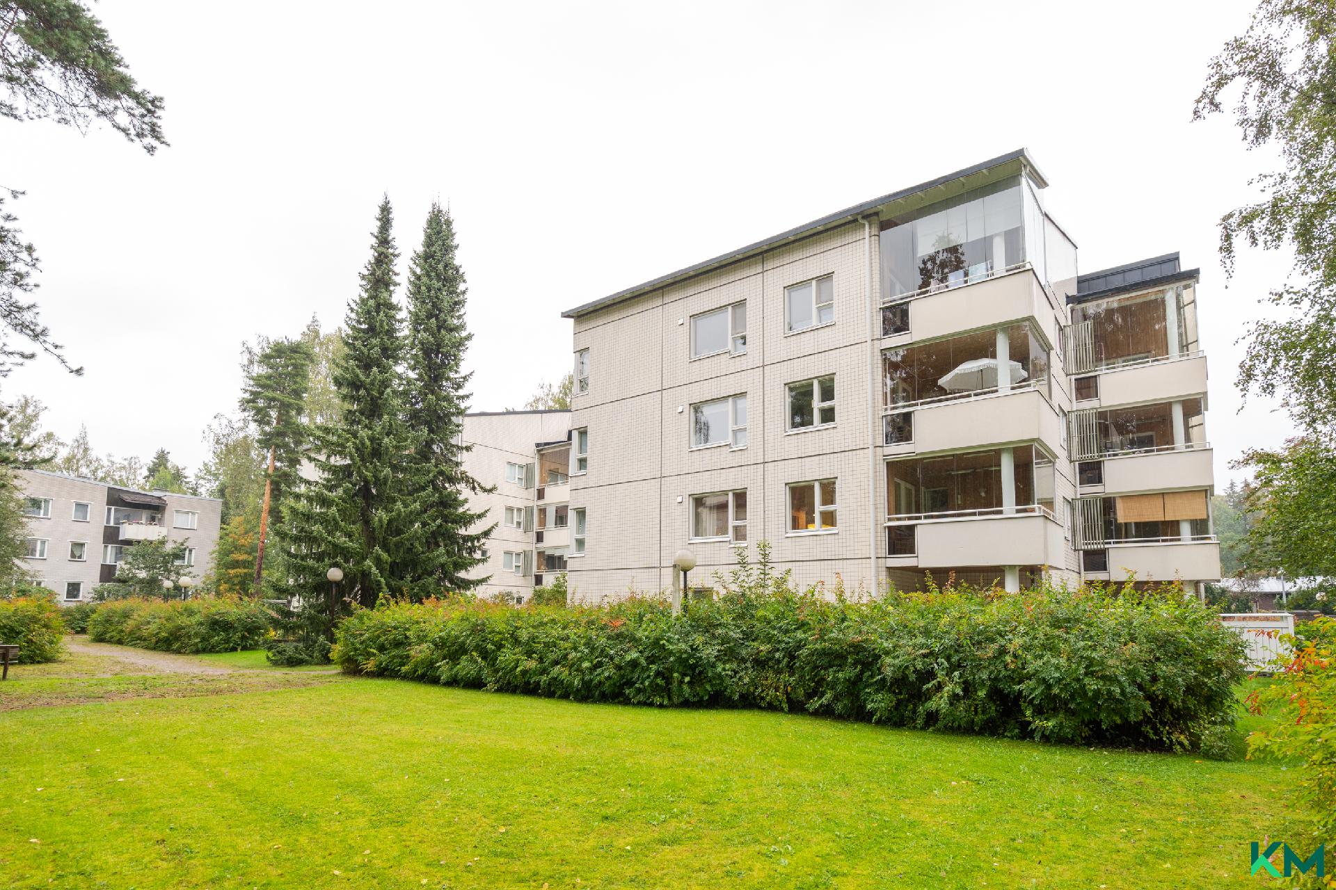 Yhtiön vehreä piha on hyvin hoidettu - Bolagets gröna gård är välskött.  