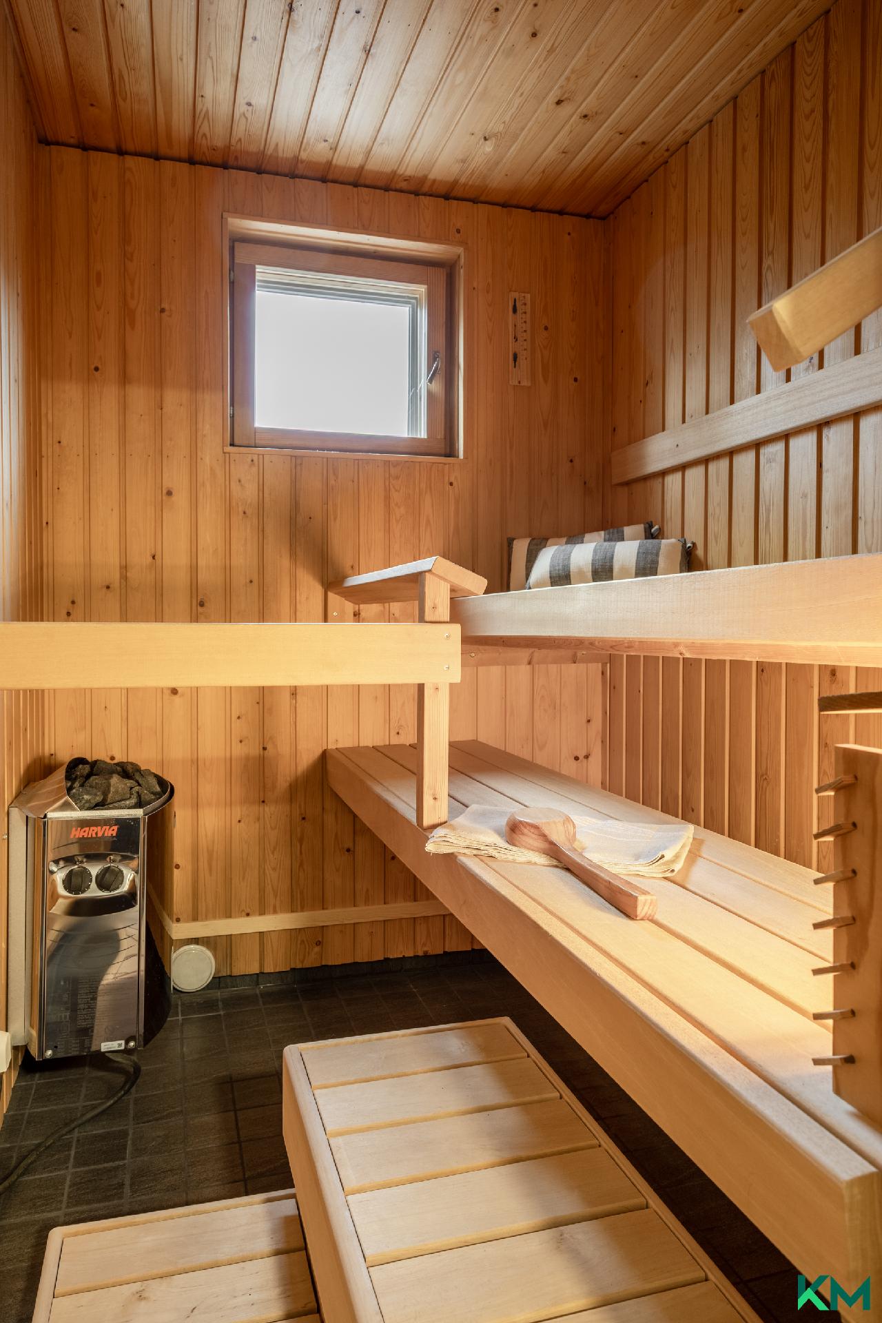 Oma ikkunallinen sauna - Egen bastu med fönster.