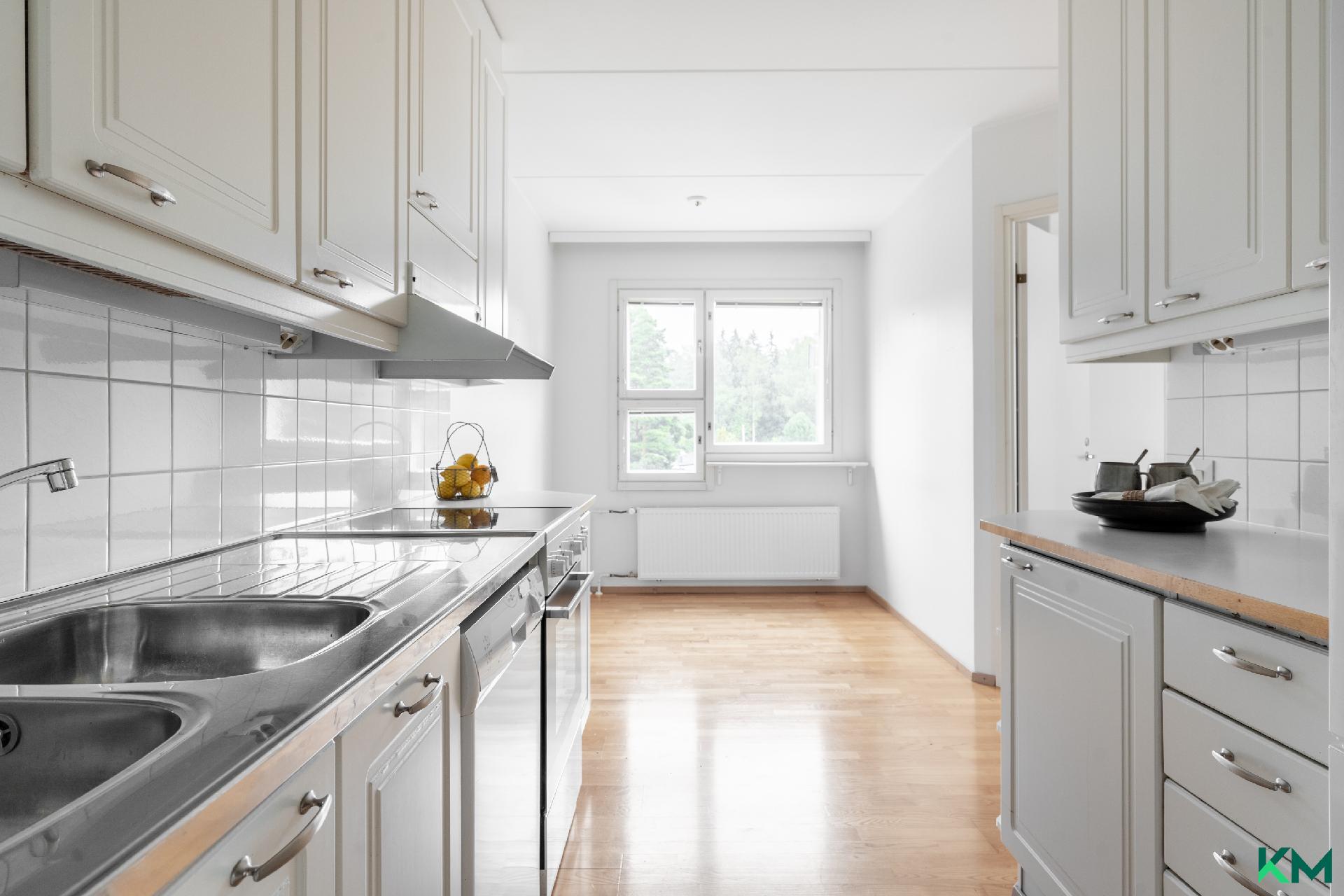 Keittiö on hyväkuntoinen ja siisti - Köket är prydligt och i gott skick.