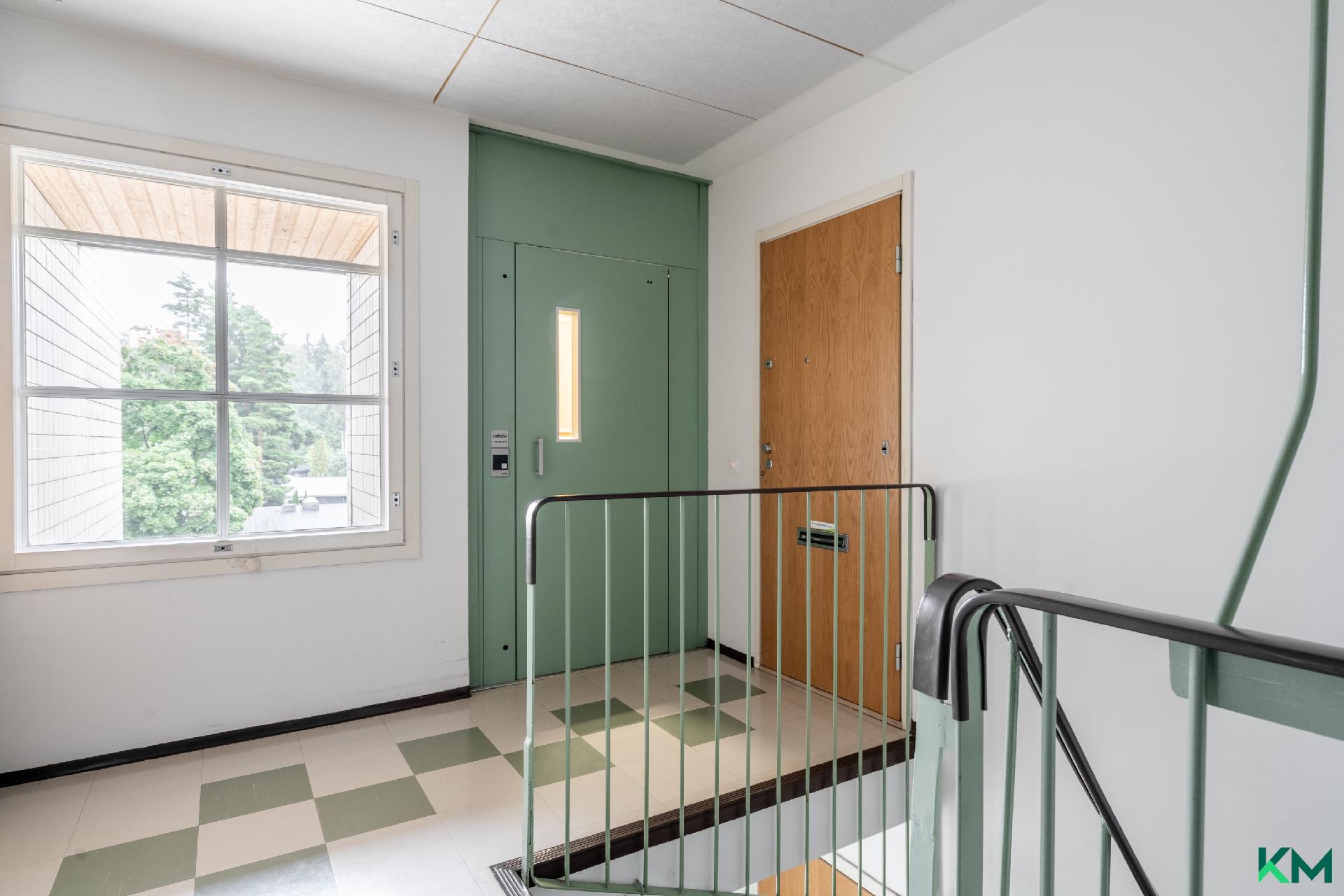 Kotiin kuljet kätevästi hissillä - Man kommer behändigt hem med hissen. 