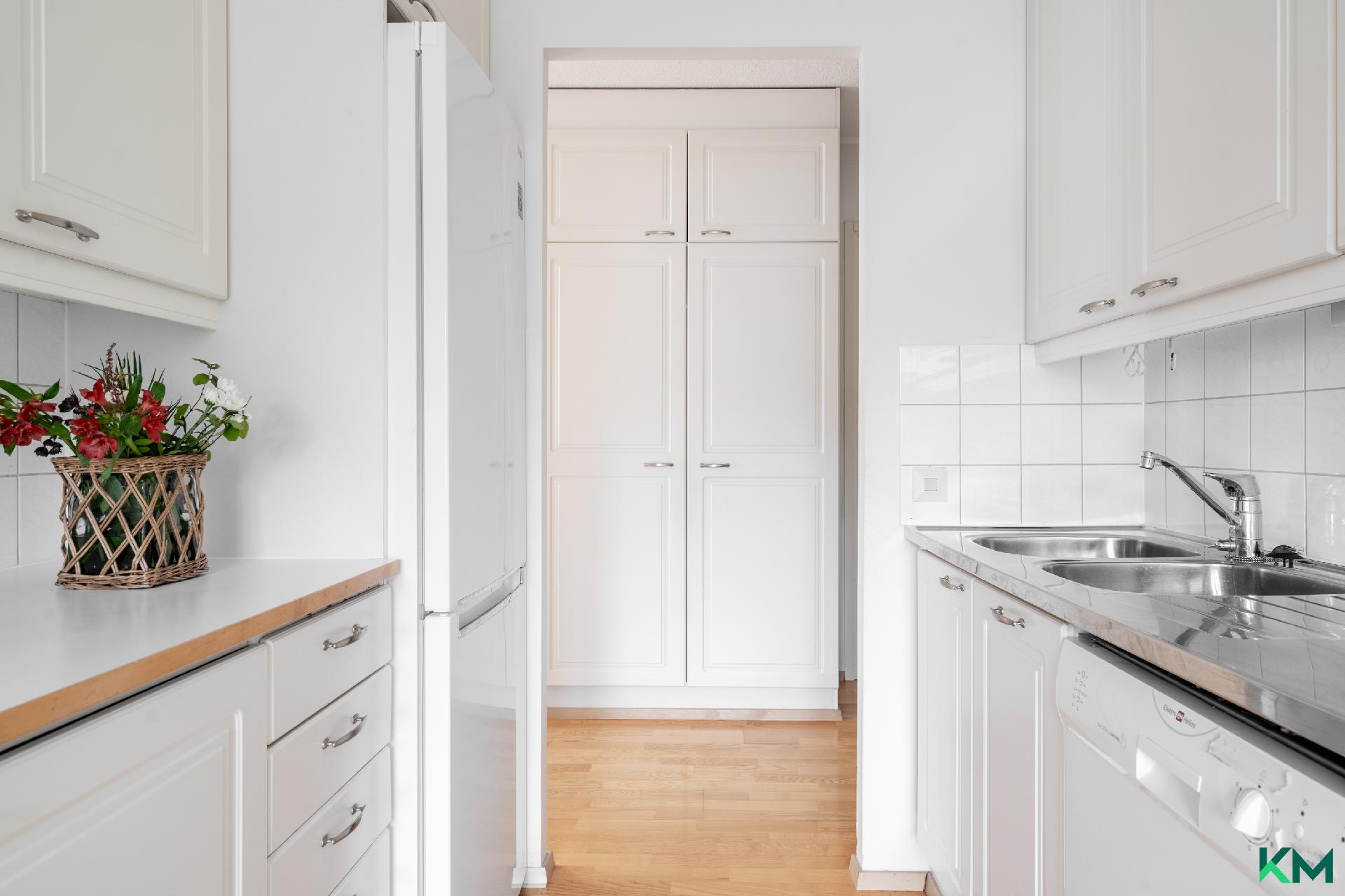 Näkymä eteiseen - Vy mot tamburen. 