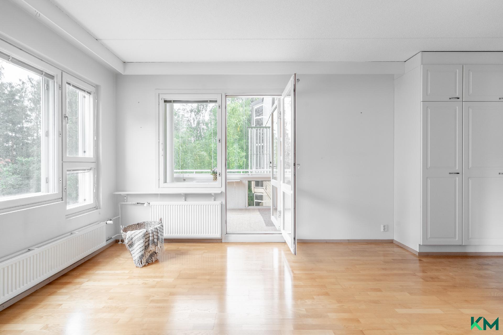 Olohuoneesta on käynti lasitetulle parvekkeelle - Från vardagsrummet finns utgång till den inglasade balkongen.