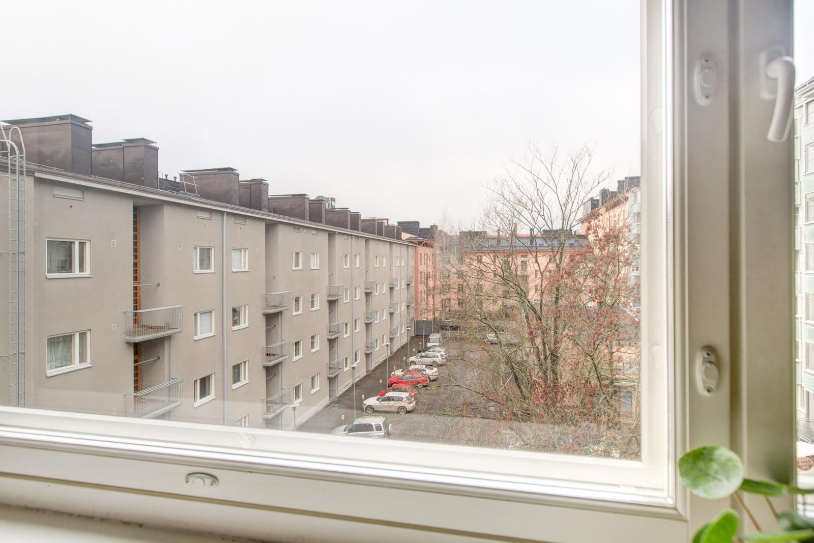 Keittiön ikkunanäkymät sisäpihalle