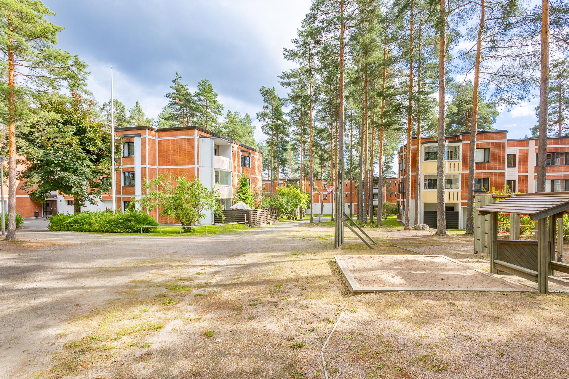 taloyhtiön piha-aluetta