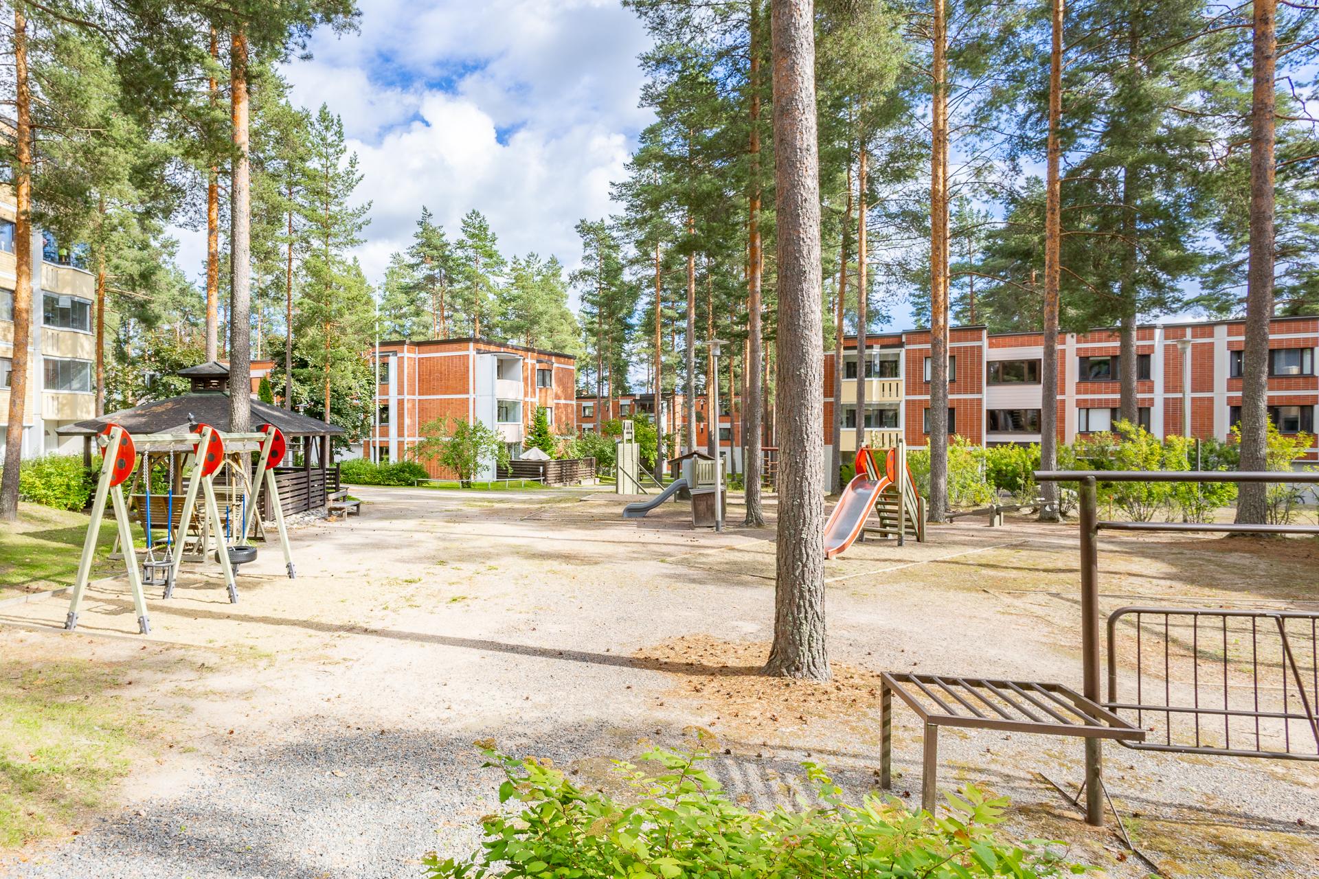 taloyhtiön sisäpihaa