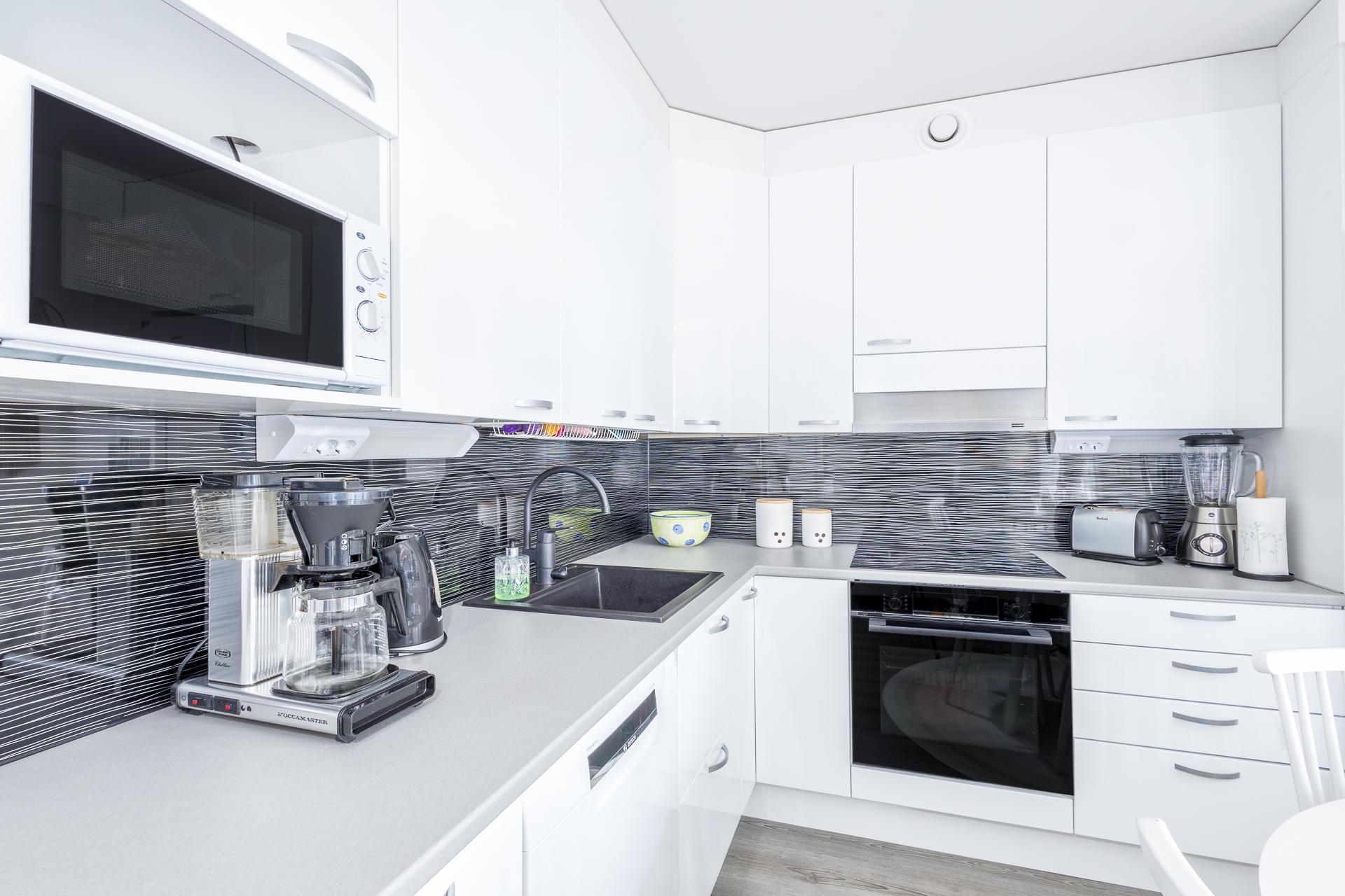 moderni valoisa keittiö