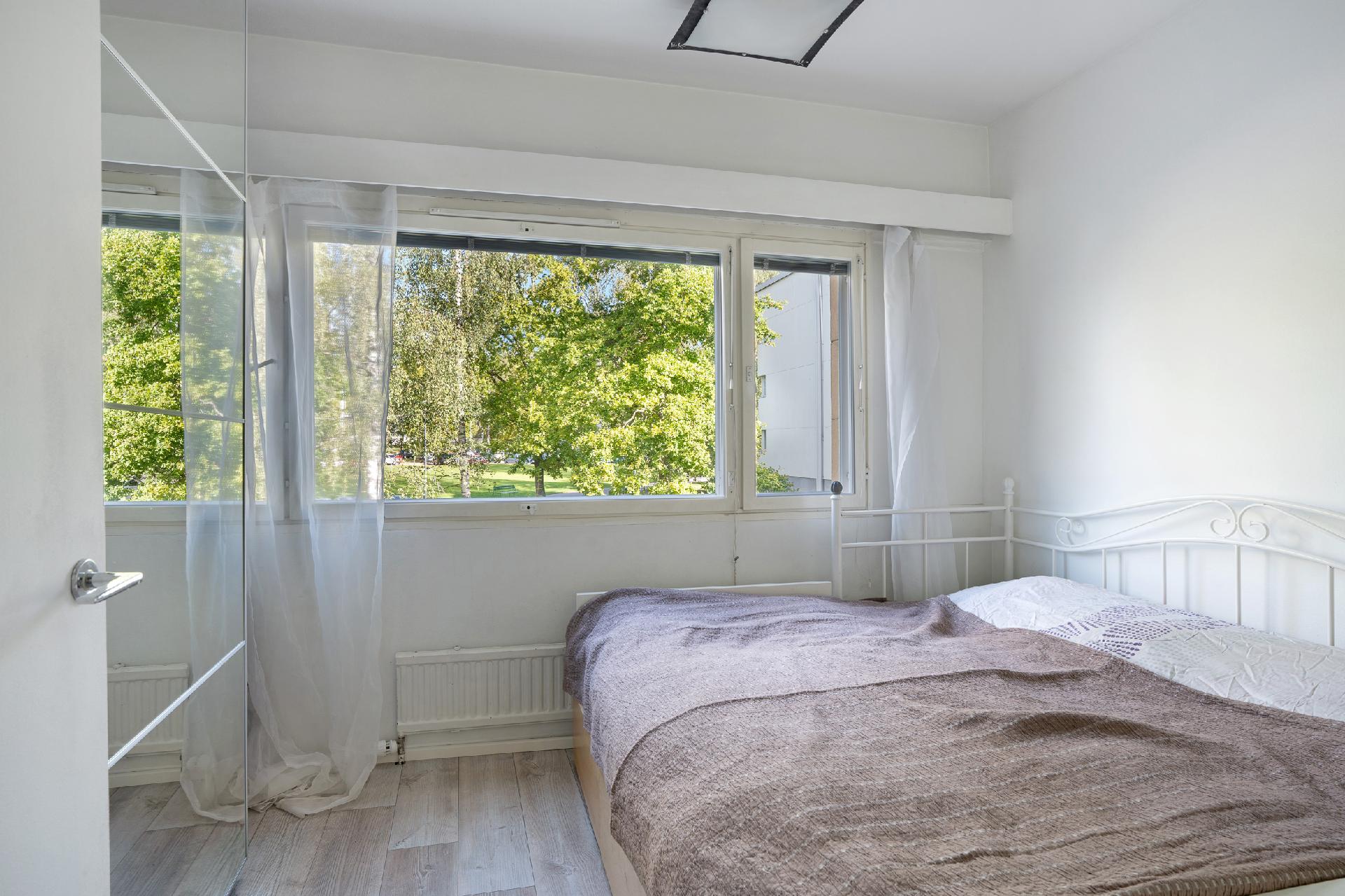 huoneessa nyt kaksi isoa sänkyä vierekkäin