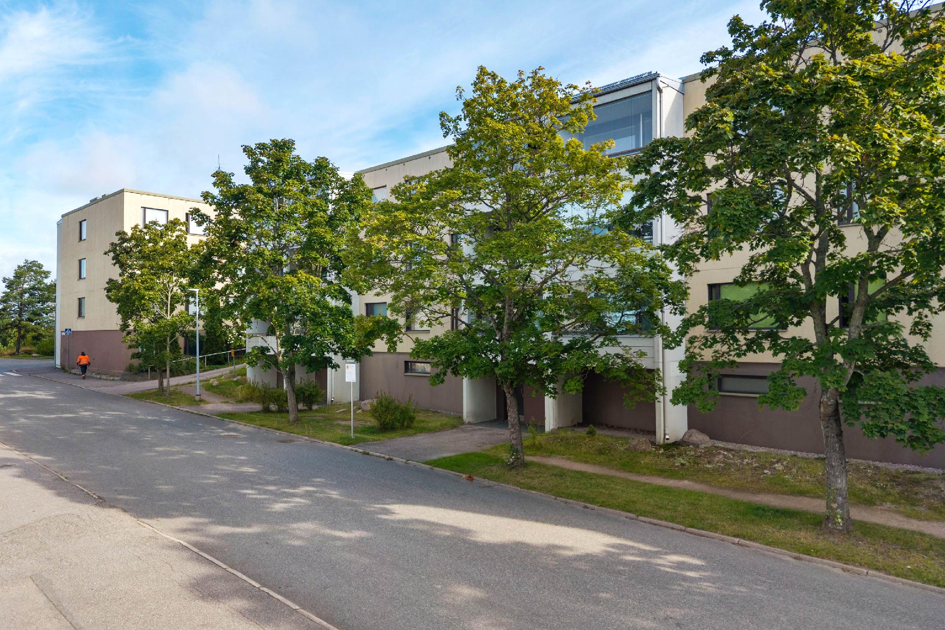 Kadun puolen julkisivu