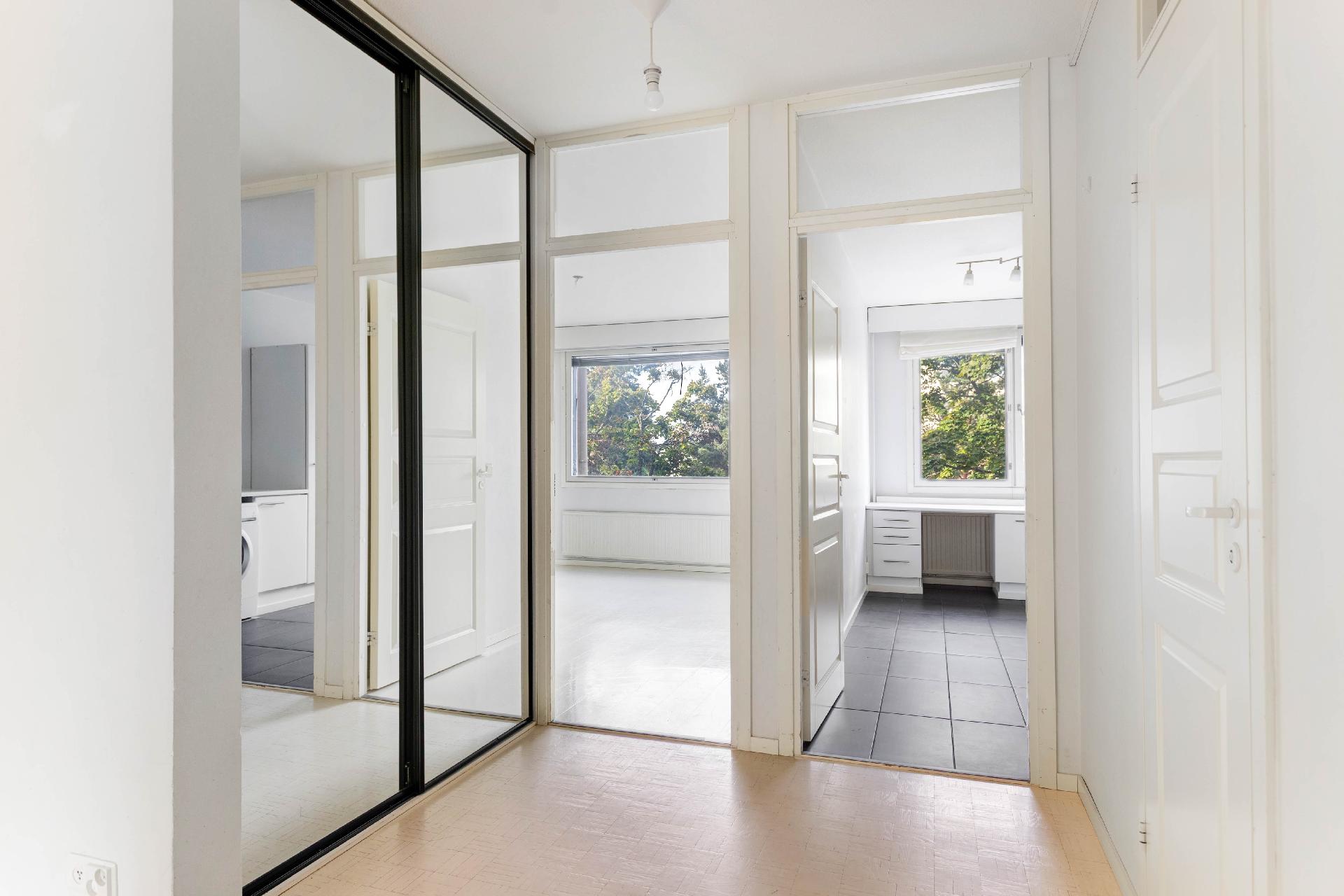 Eteisessä säilytystilaa