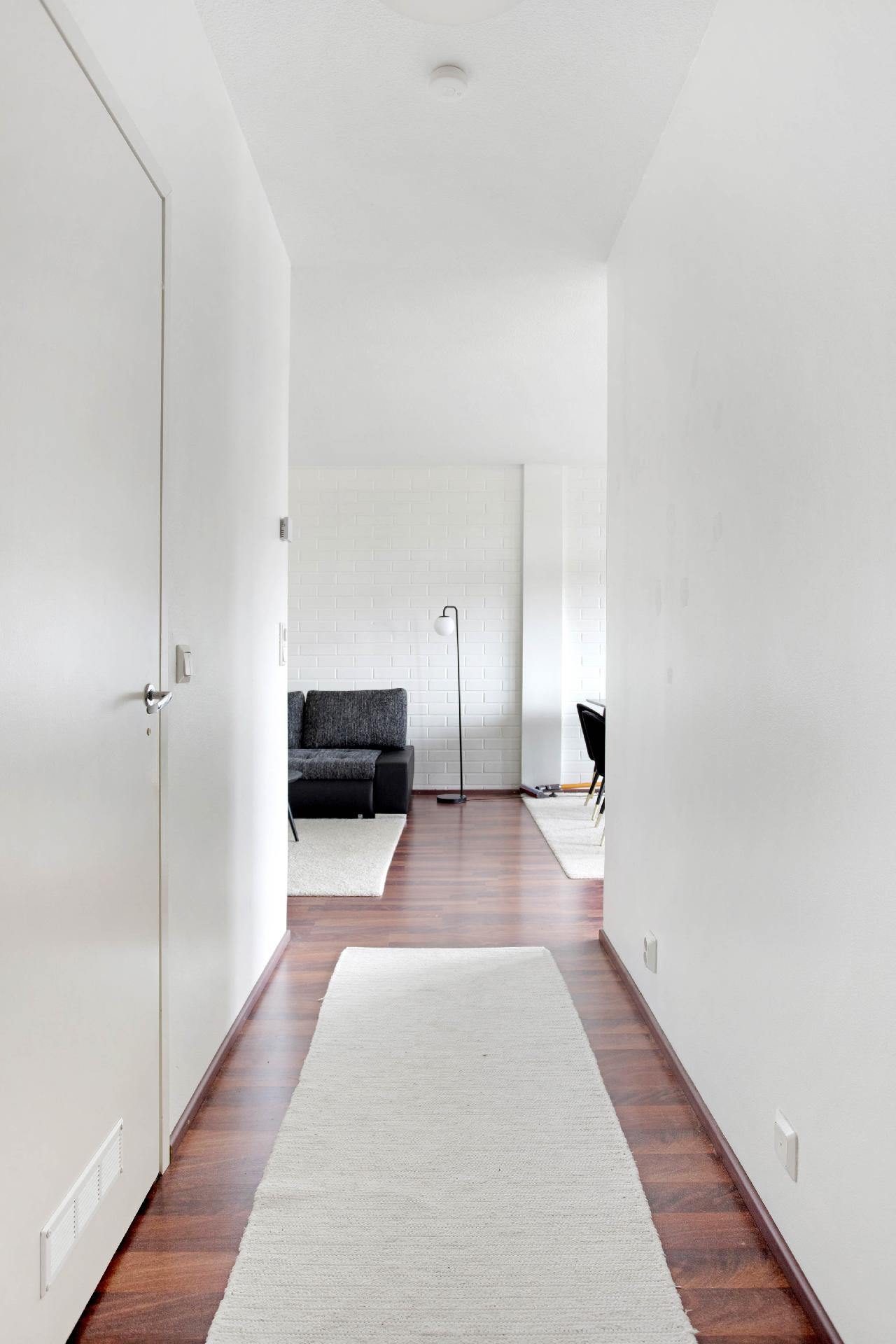 Eteisestä olohuoneeseen päin