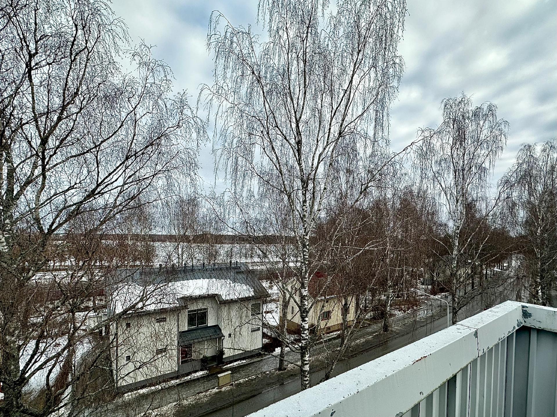 Taloyhtiön kattoterassilta Vanajavedelle