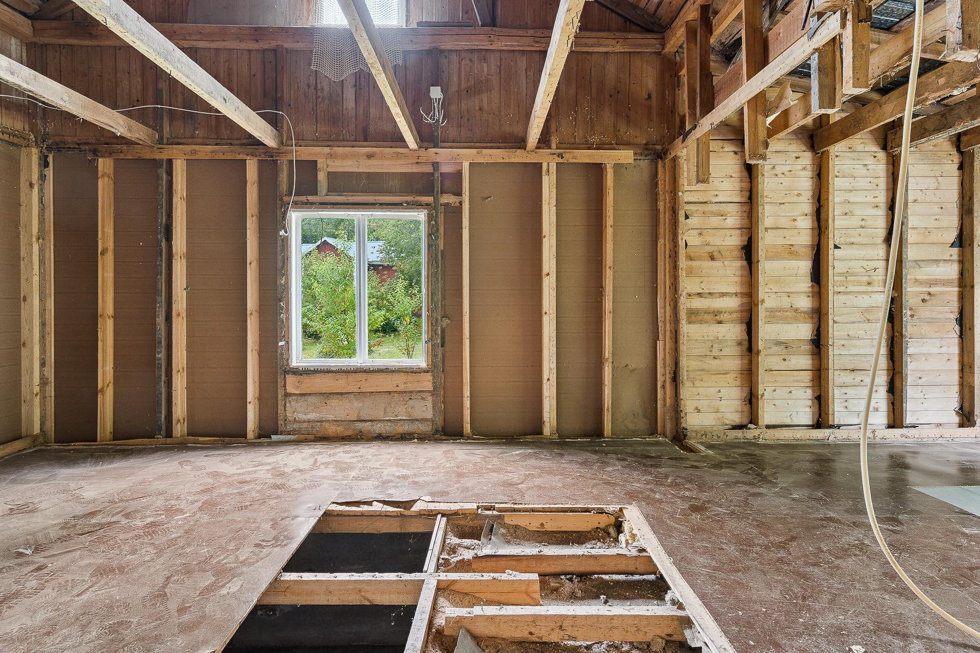 Seinät ja lattiaa avattu