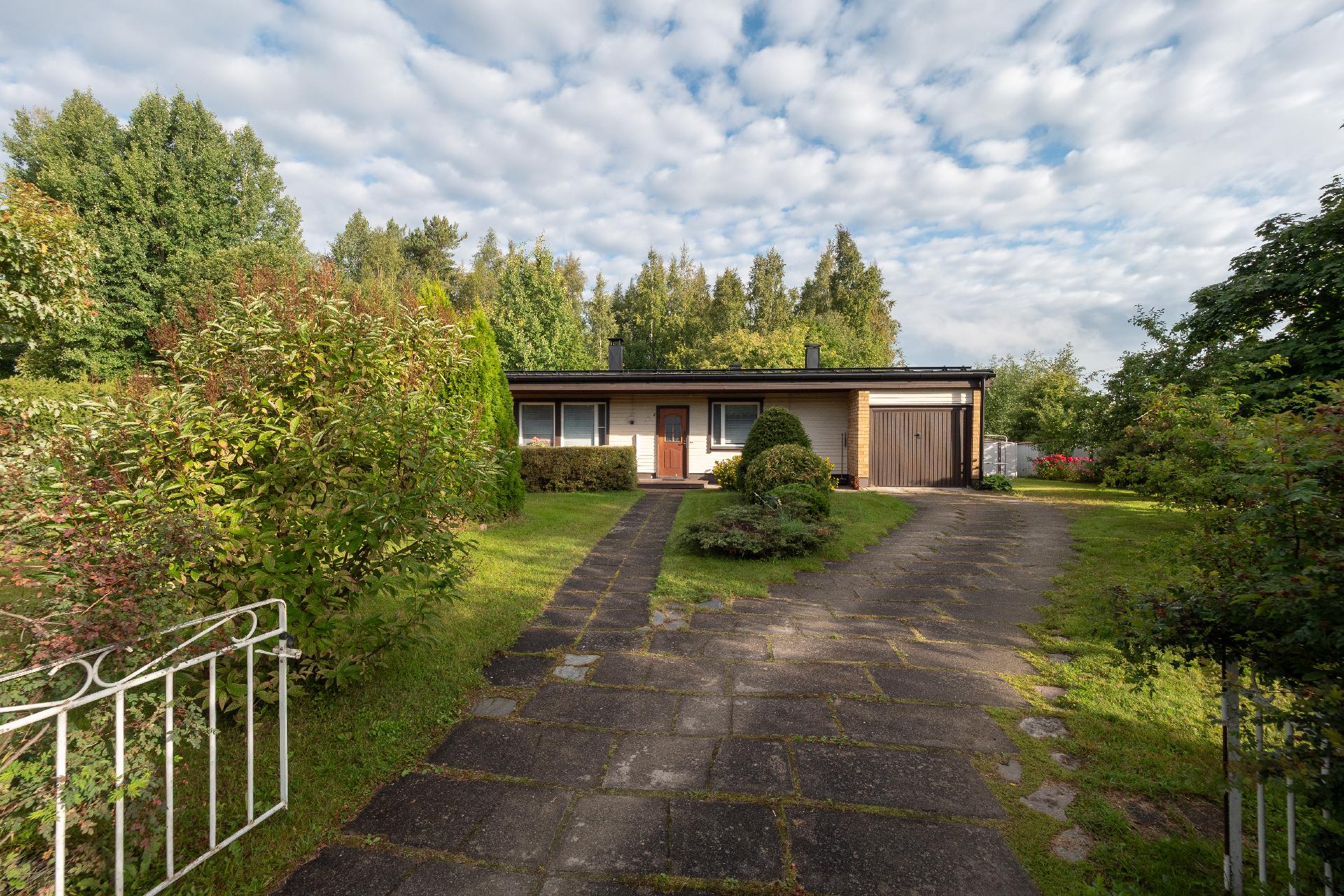 Iso, aidattu pihapiiri