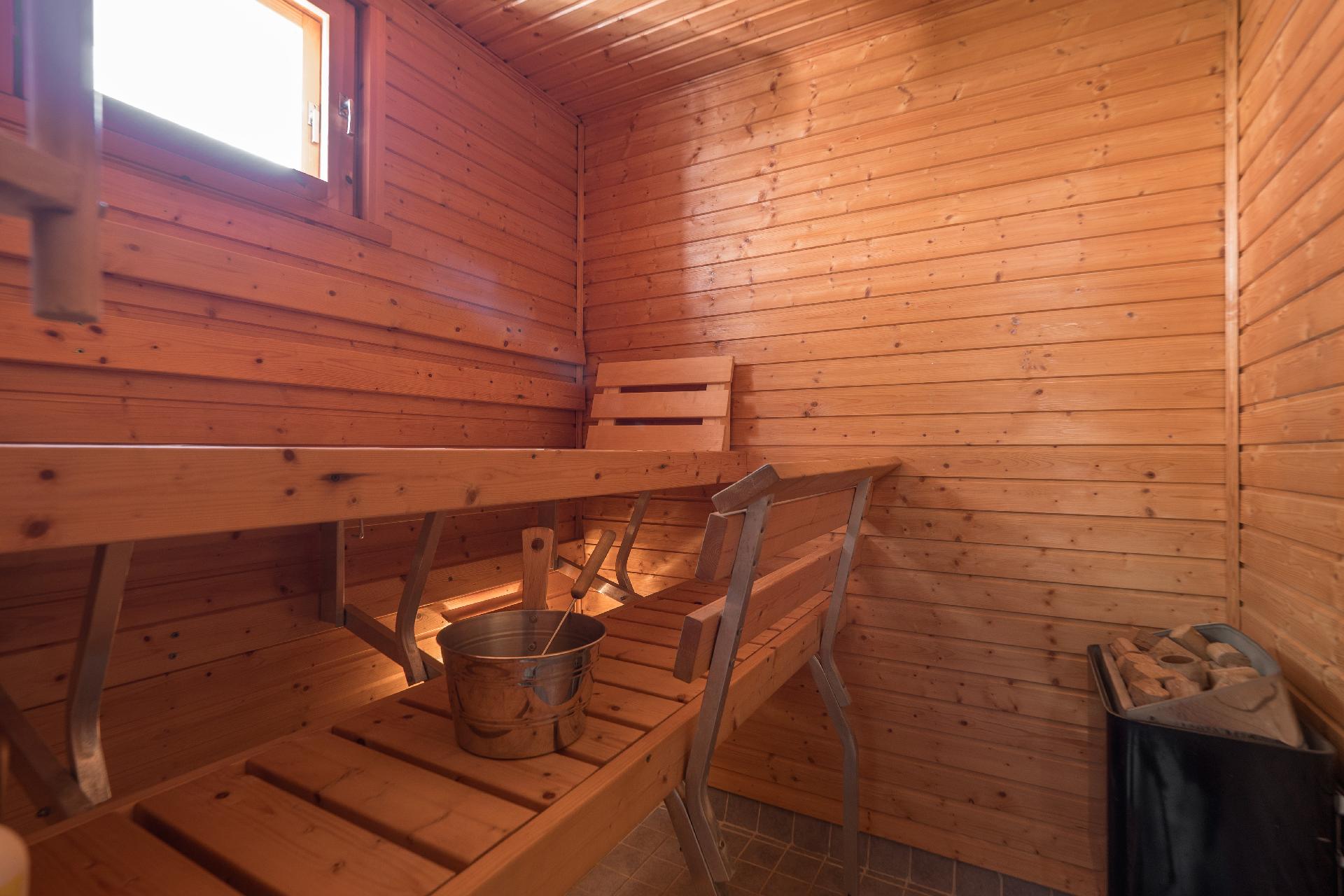Siistissä saunassa ikkuna