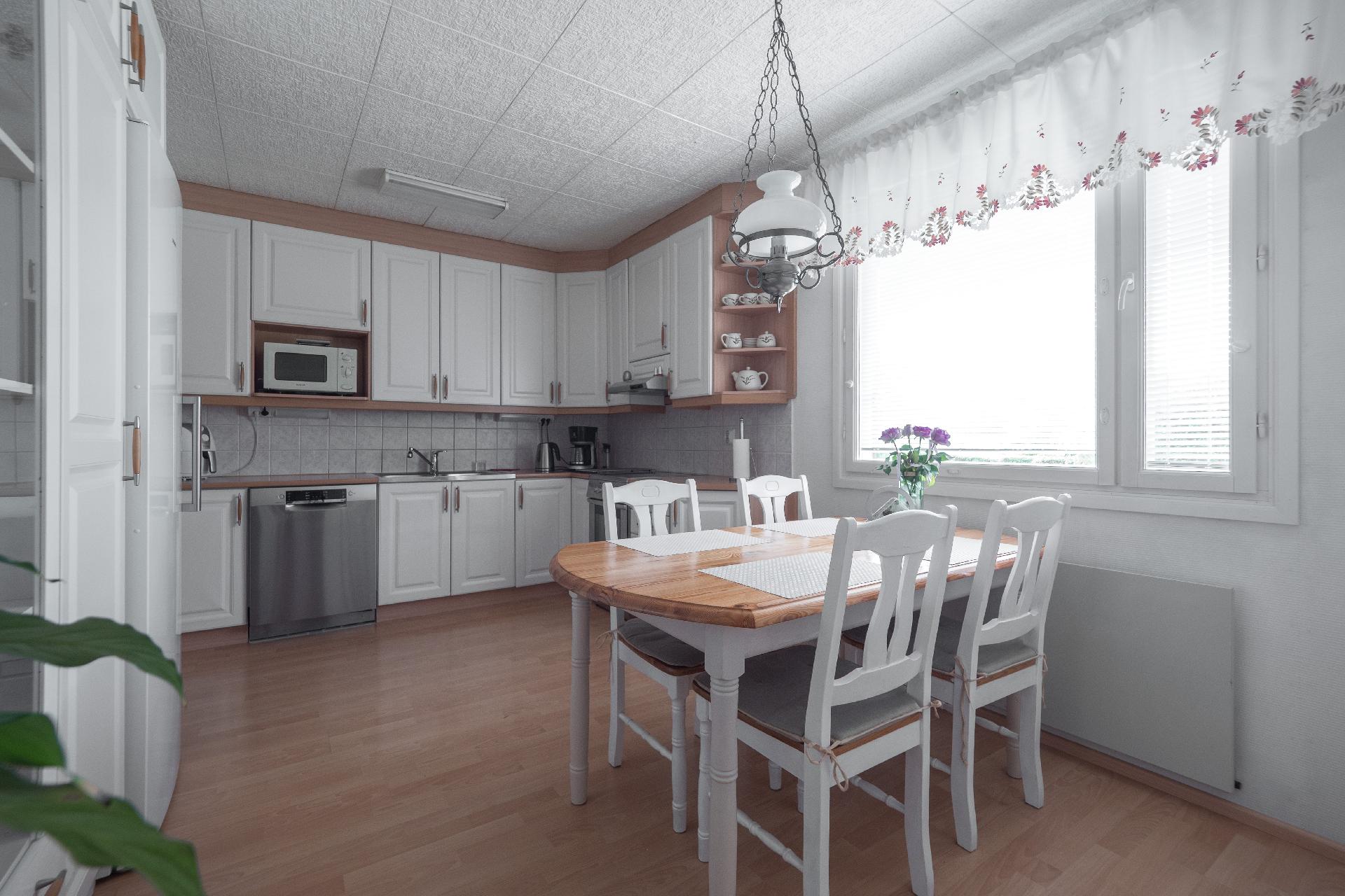 Vaaleassa keittiössä hyvin säilytystilaa