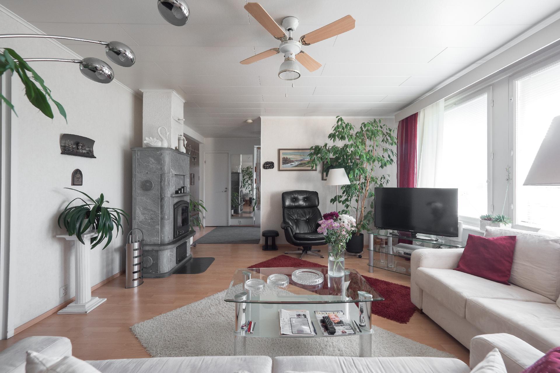 Valoisassa olohuoneessa Tulikiven takka