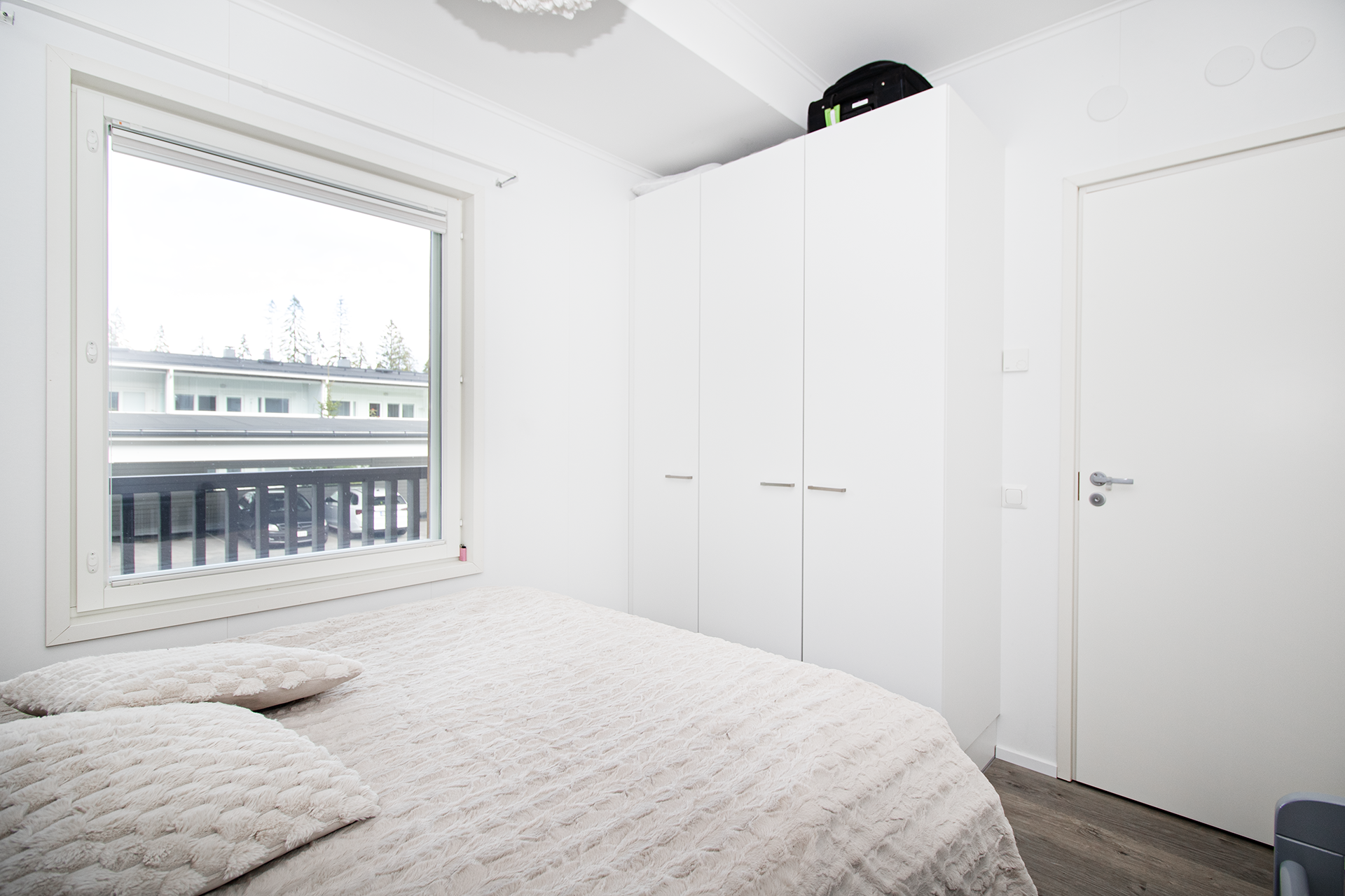 Makuuhuone on valoisa.