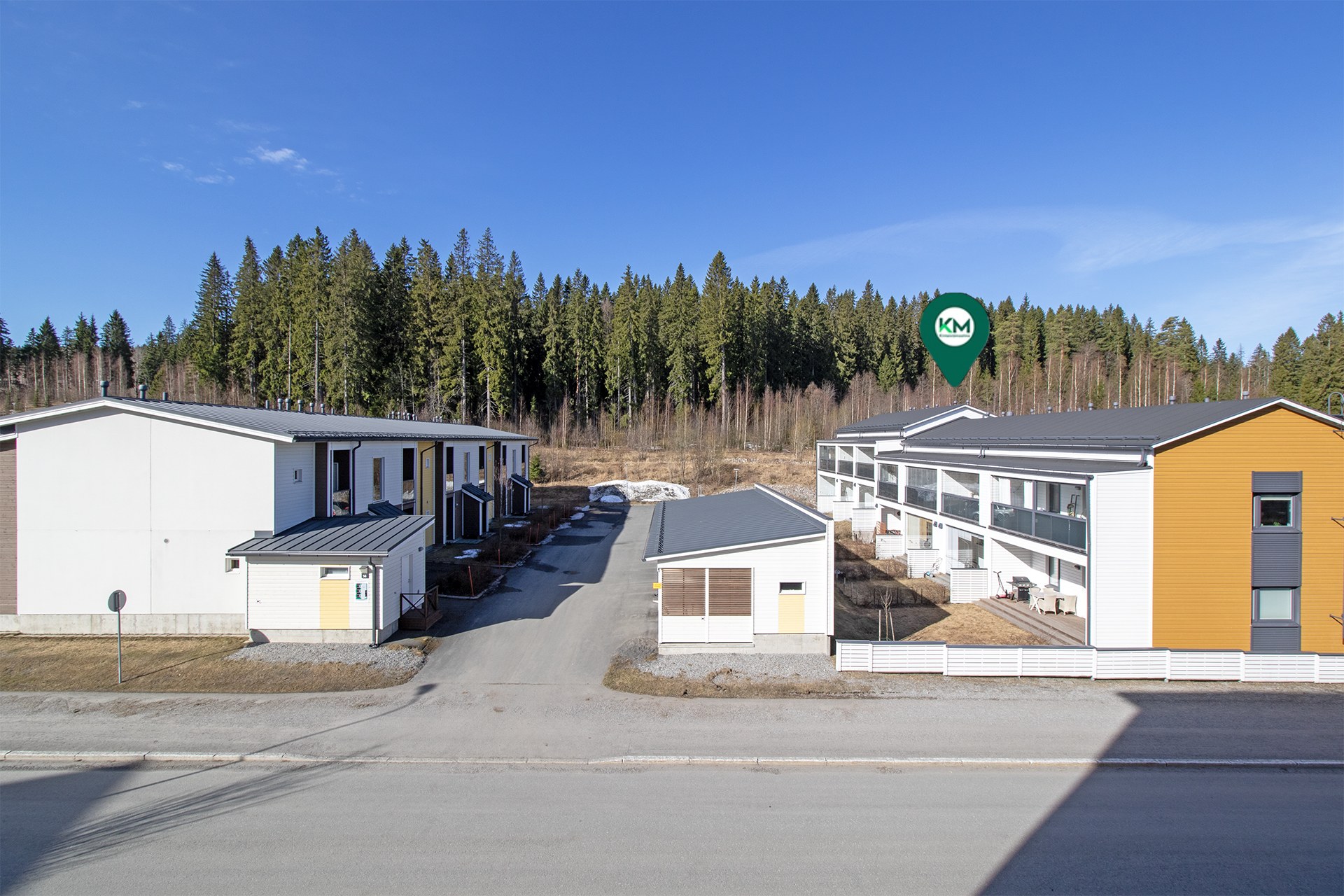 Koti Puijon metsän laidalla.