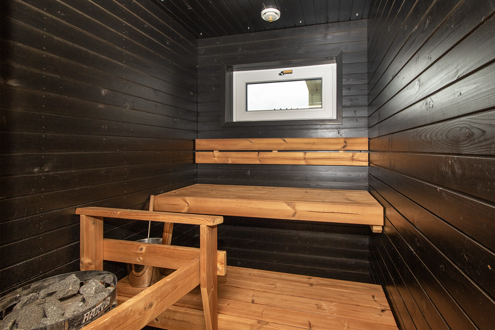 Oma ikkunallinen sauna.