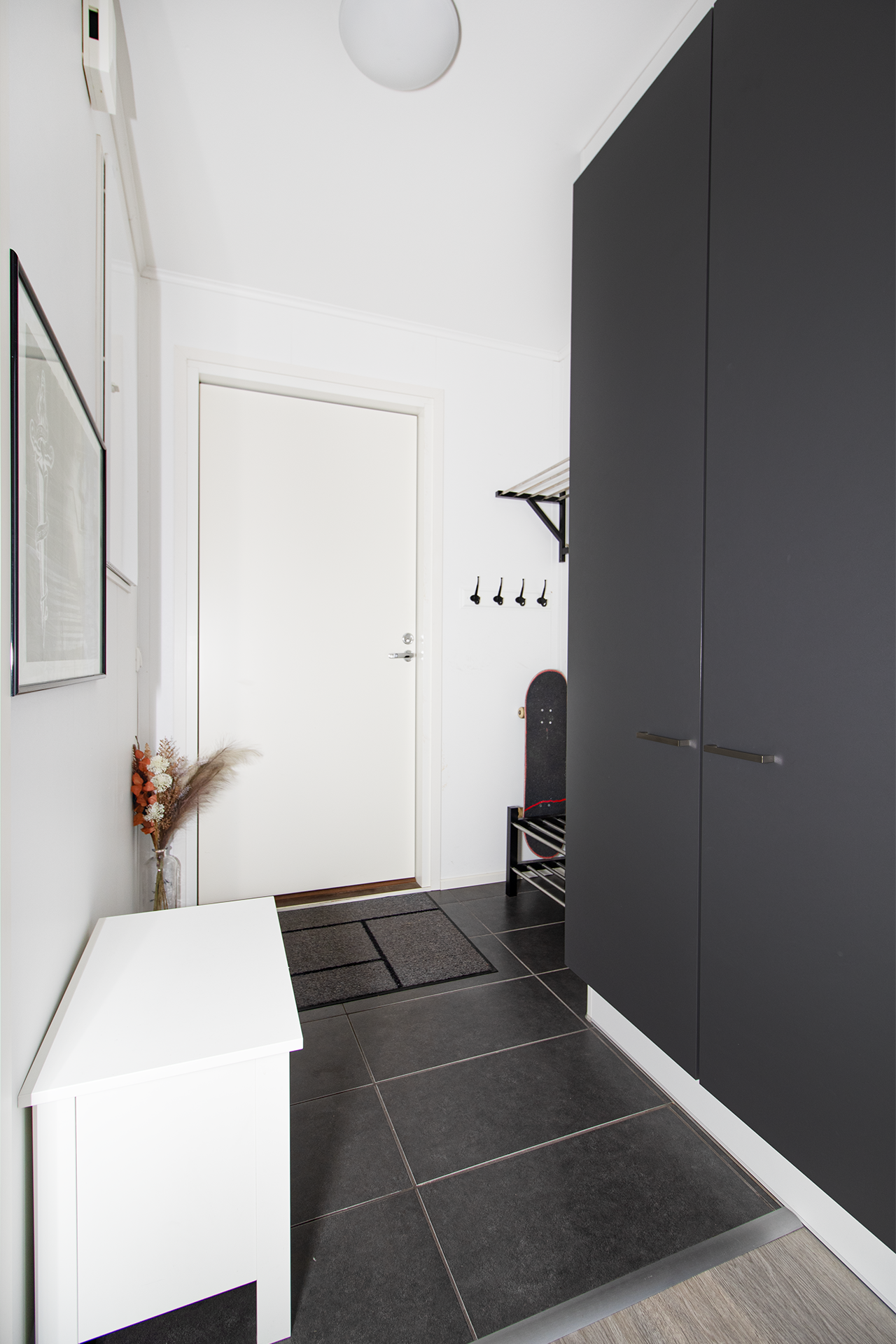 Eteisessä kaapistoja ja laatta lattia.