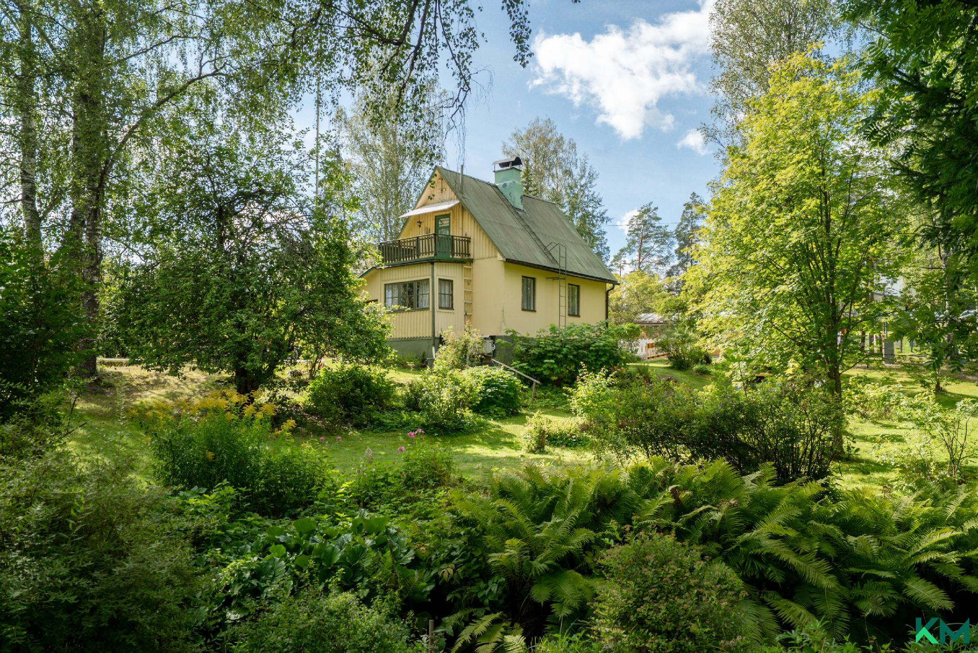 kuvattu ojan reunalta