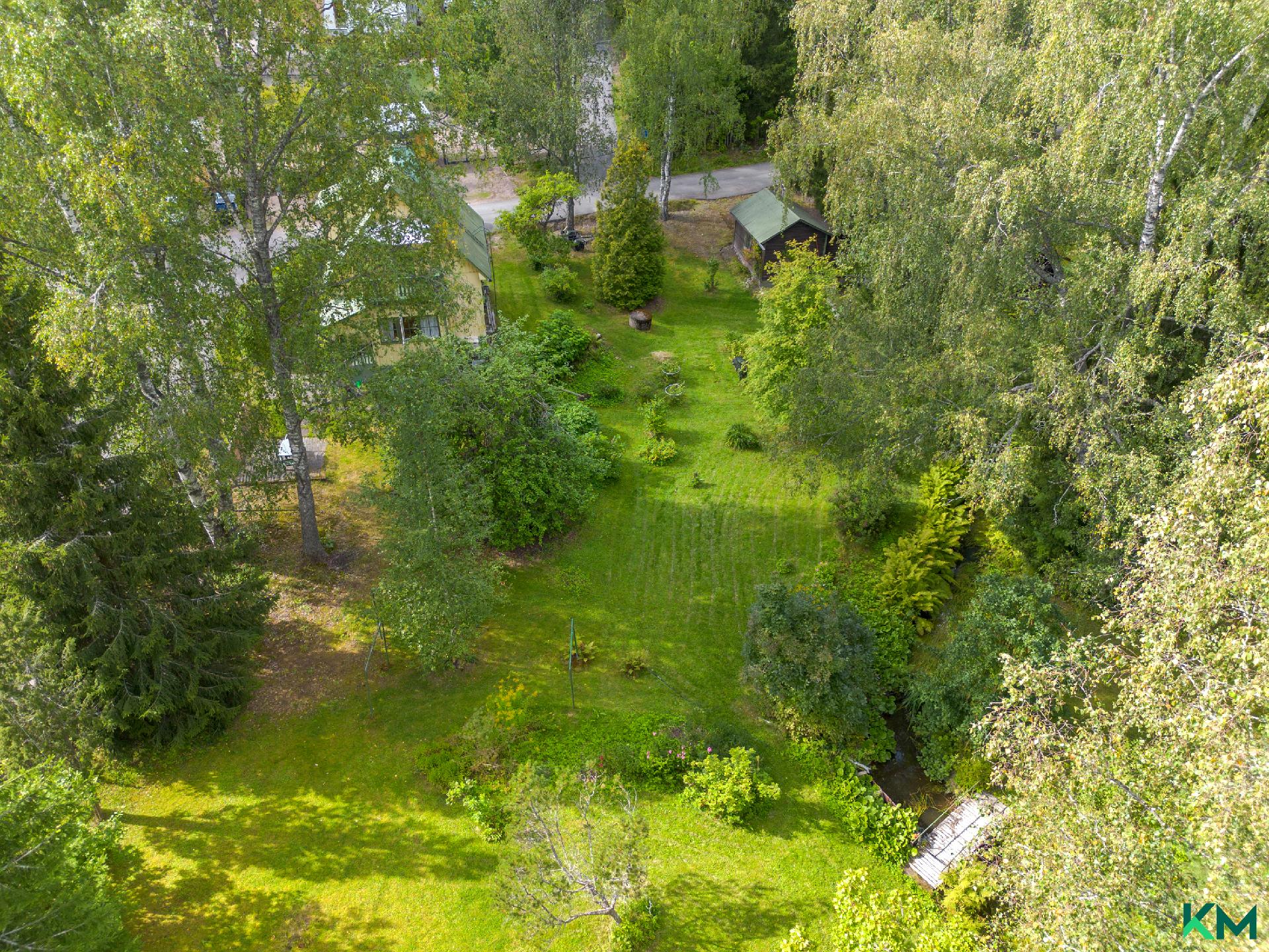 Jos haluat ison puutarha-alueen niin tämä tontti mahdollistaa seen