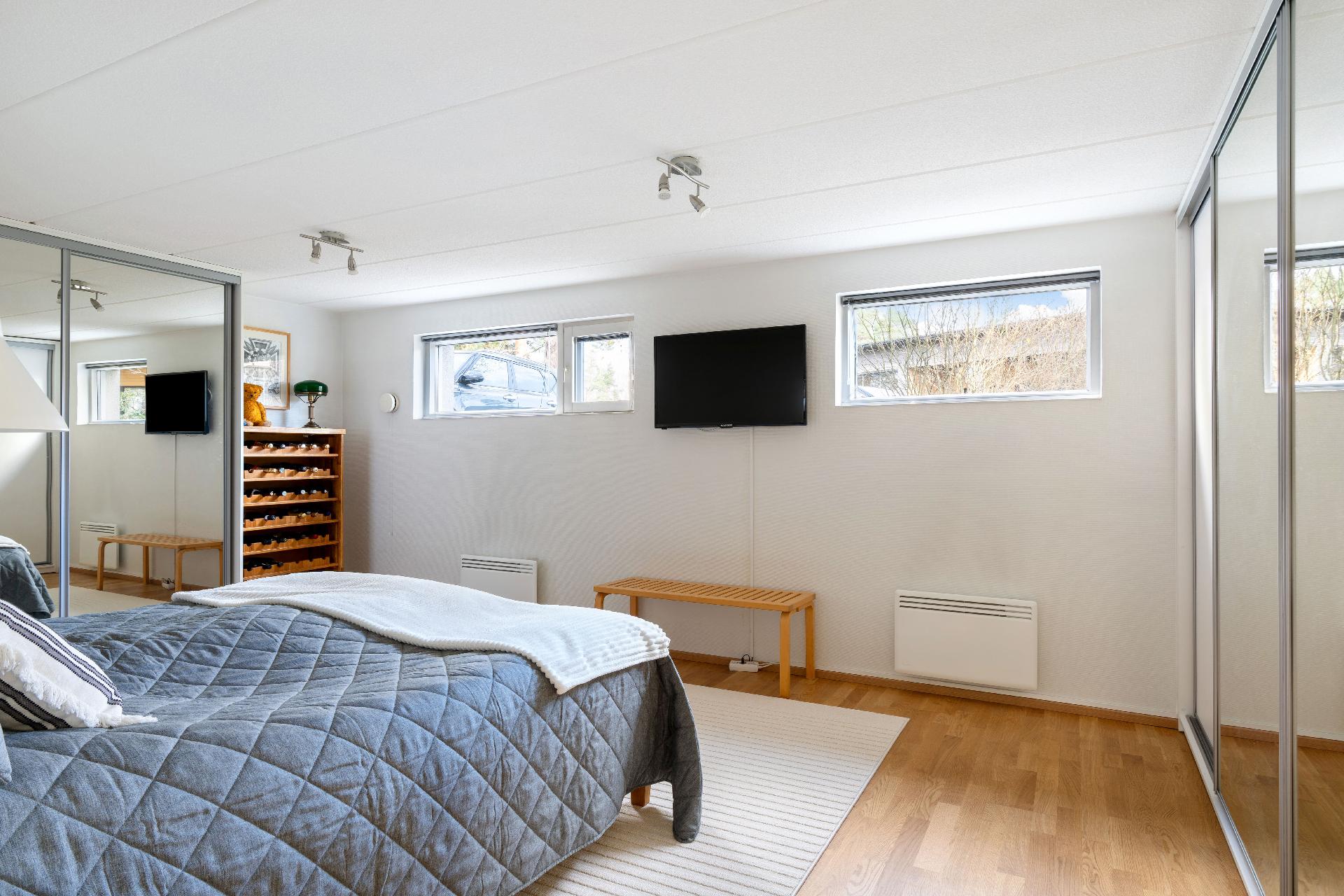 Alakerran iso huone nyt makuuhuonekäytössä