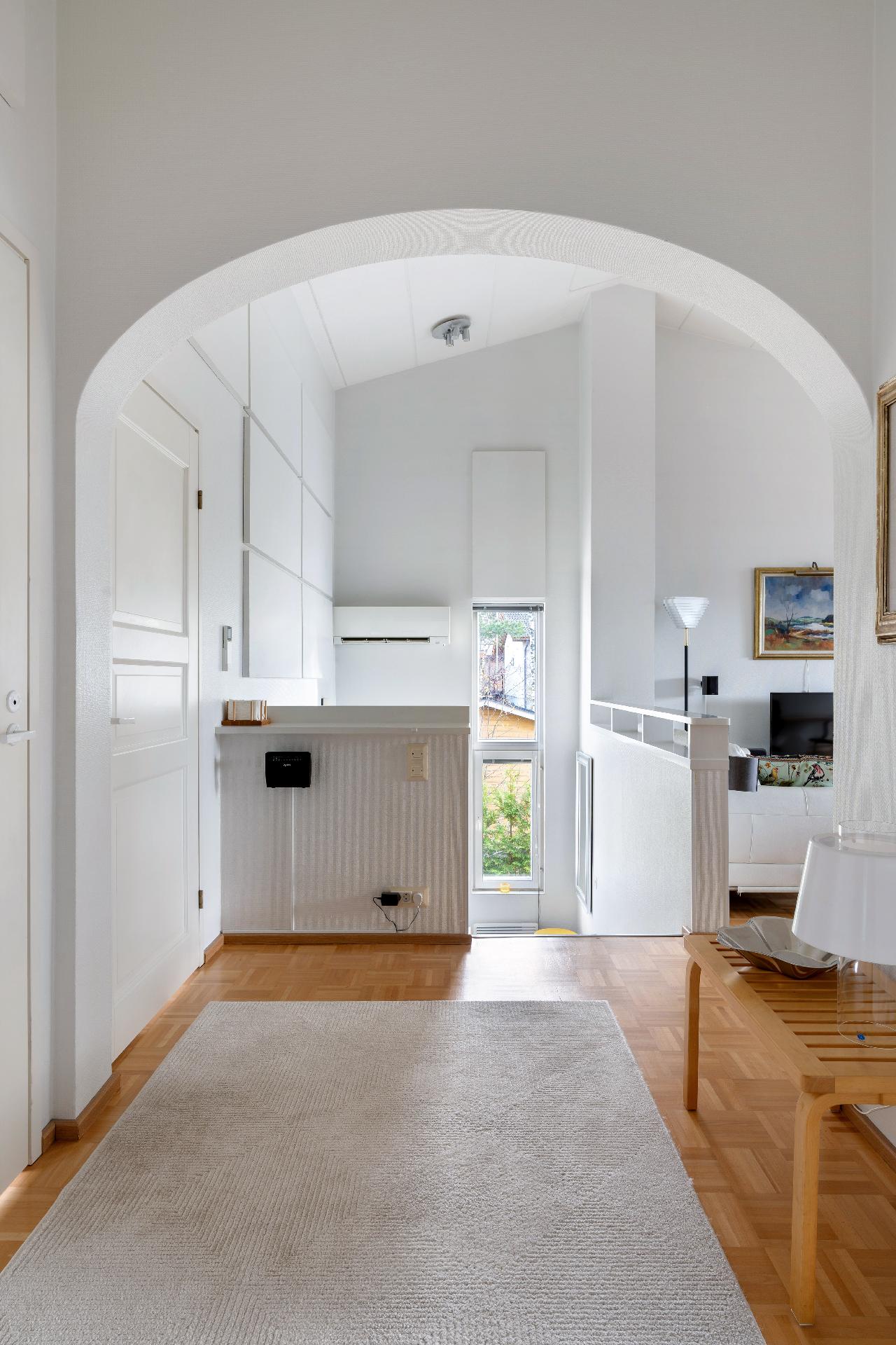 Näkymä yläaulasta portaikkoon