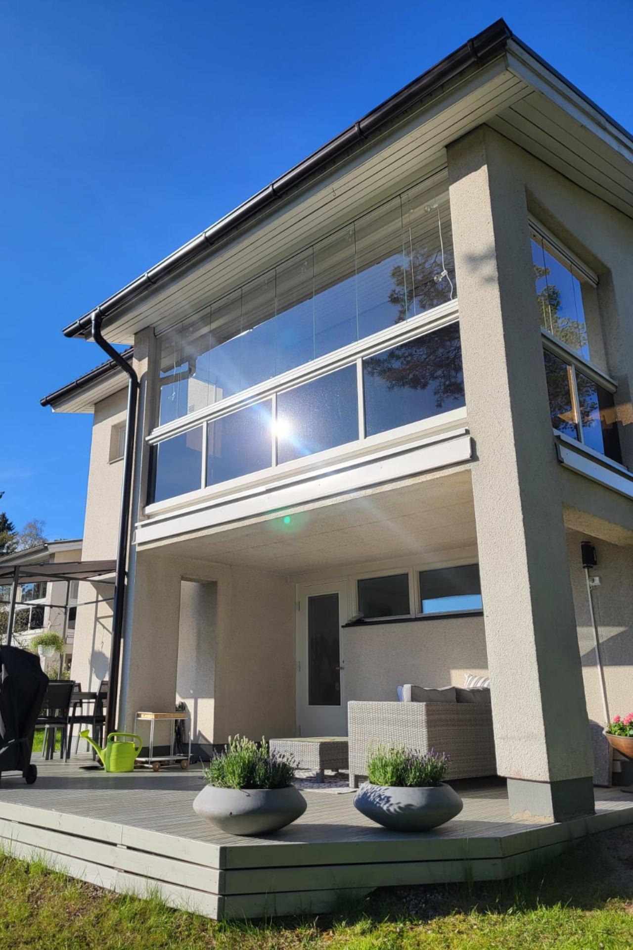 Myyjän kesäinen kuva terassista