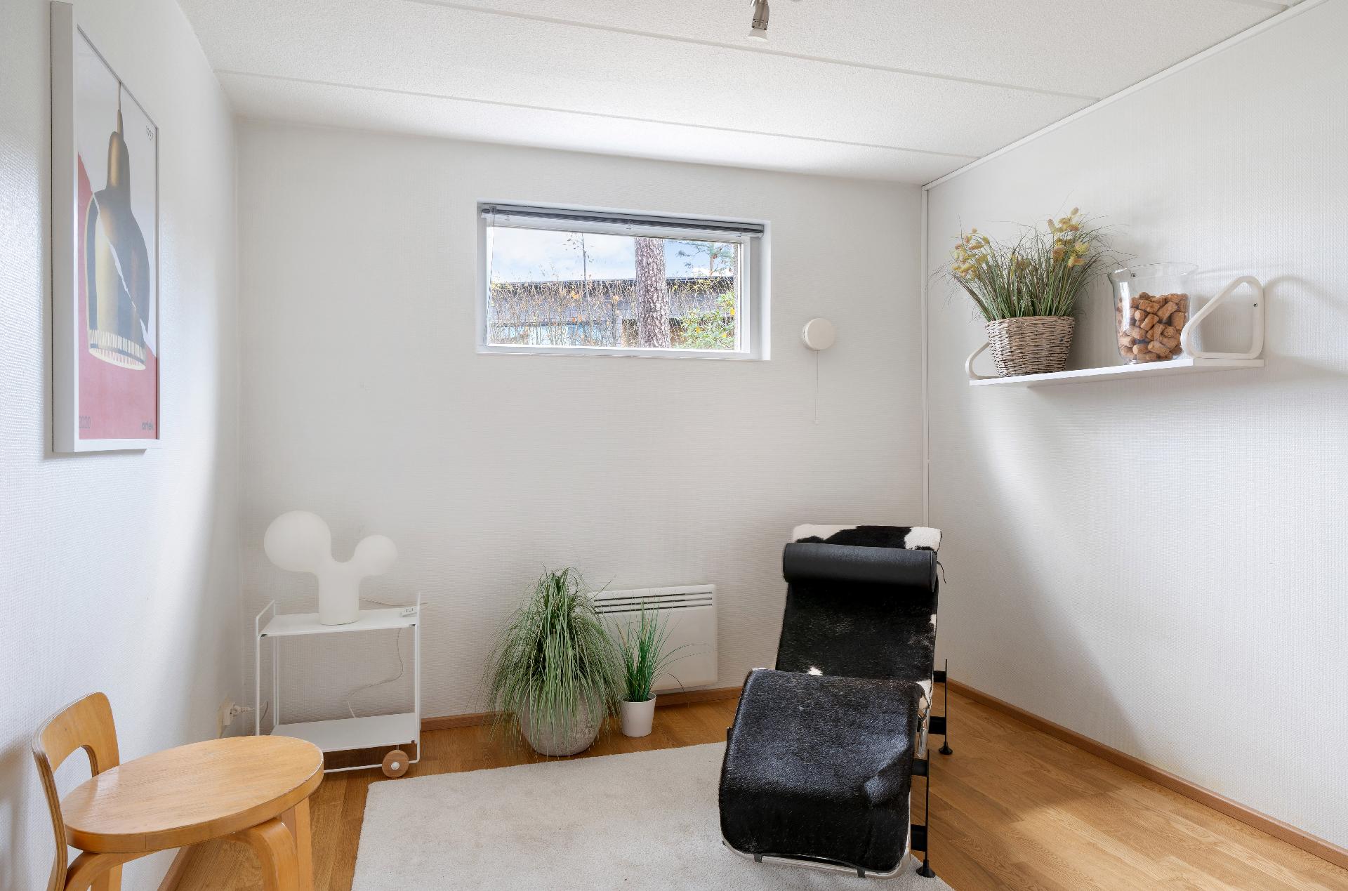 Alakerran pienempi huone