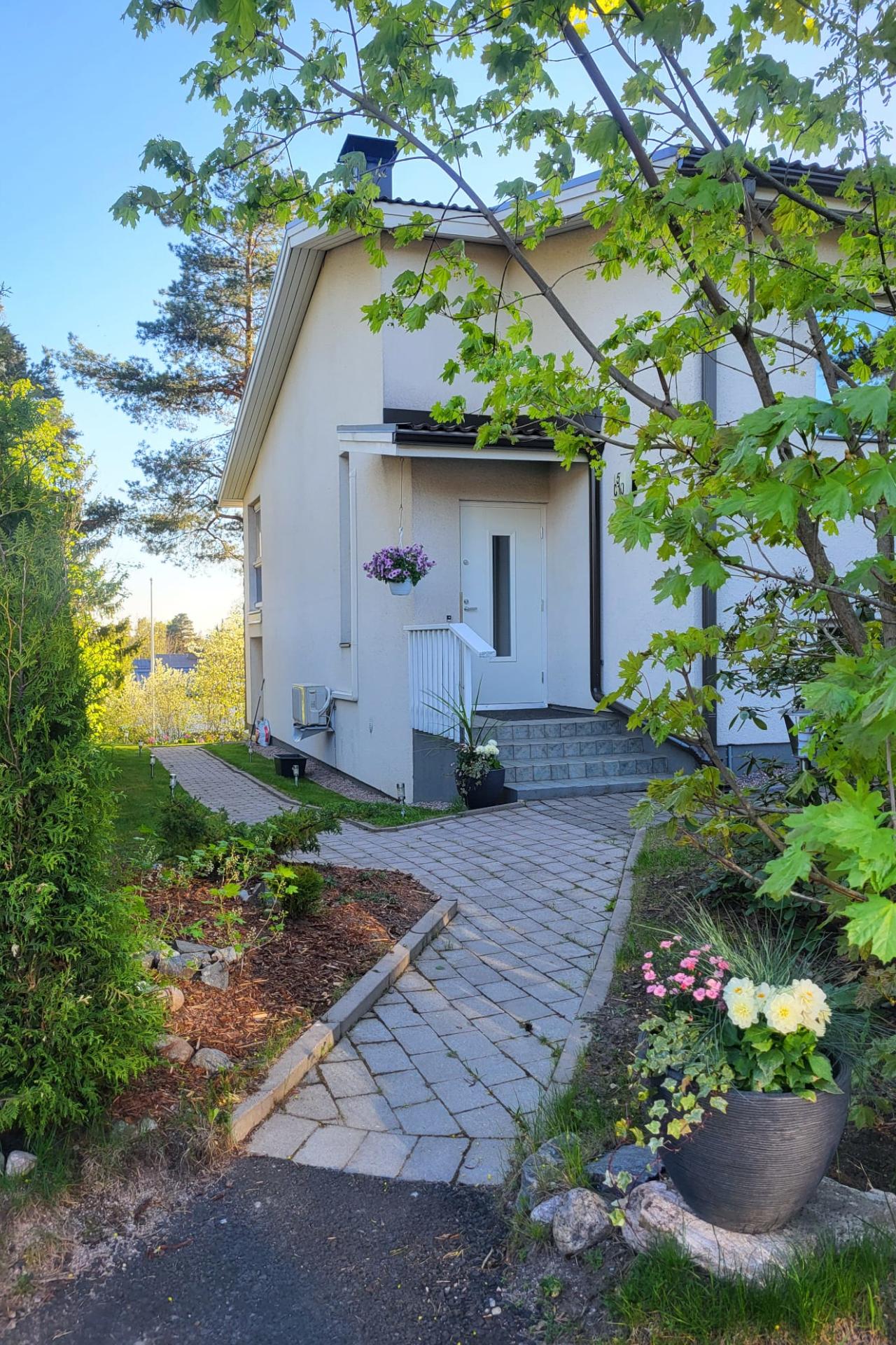 Myyjän kuva sisäänkäynnistä