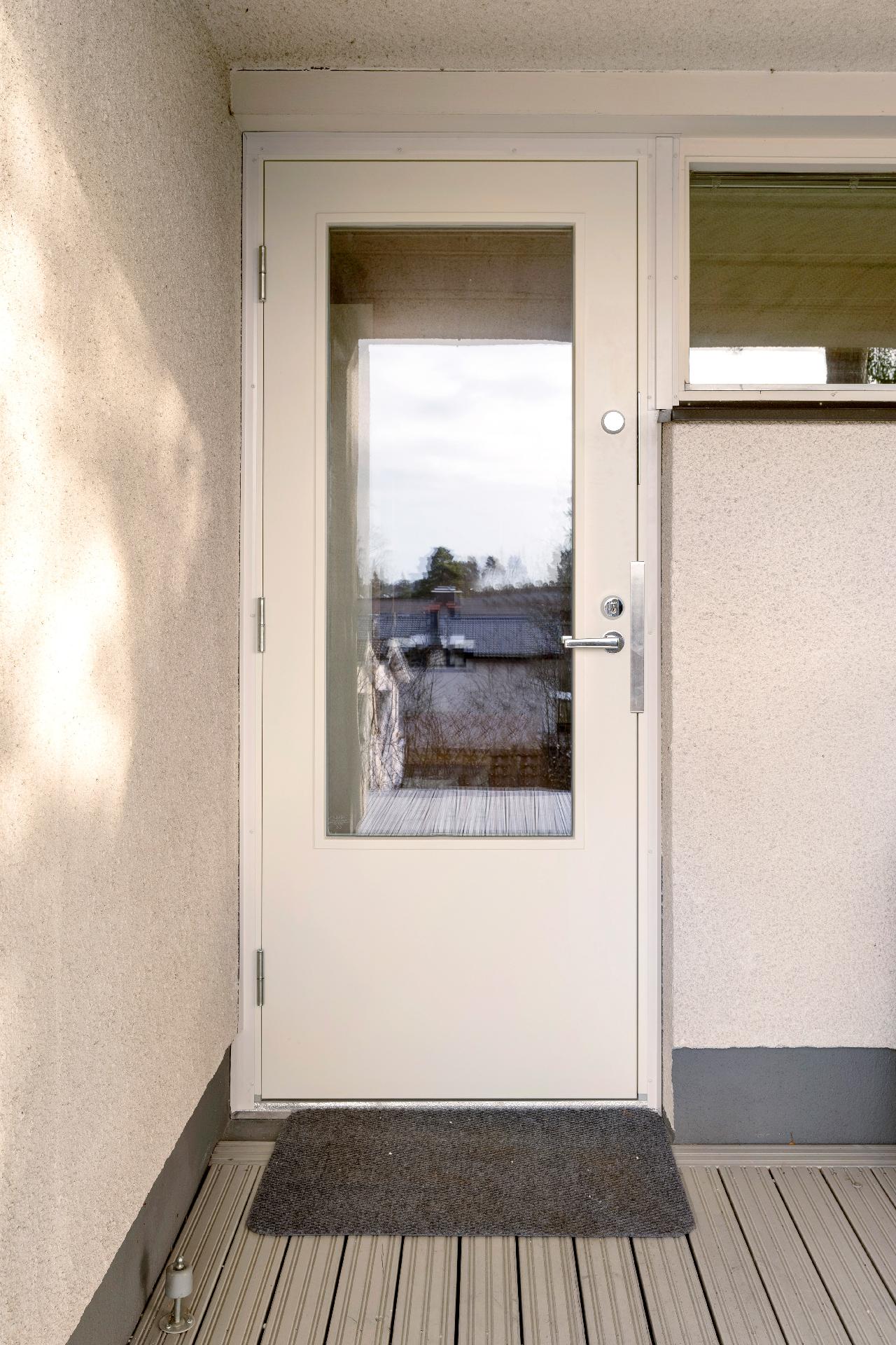 Toinen sisäänkäynti johtaa takkahuoneeseen