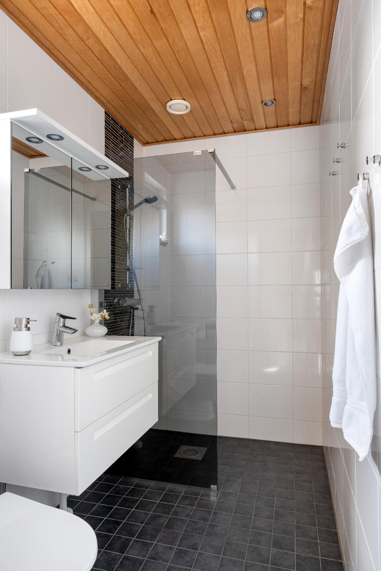 Yläkerran kylpyhuone