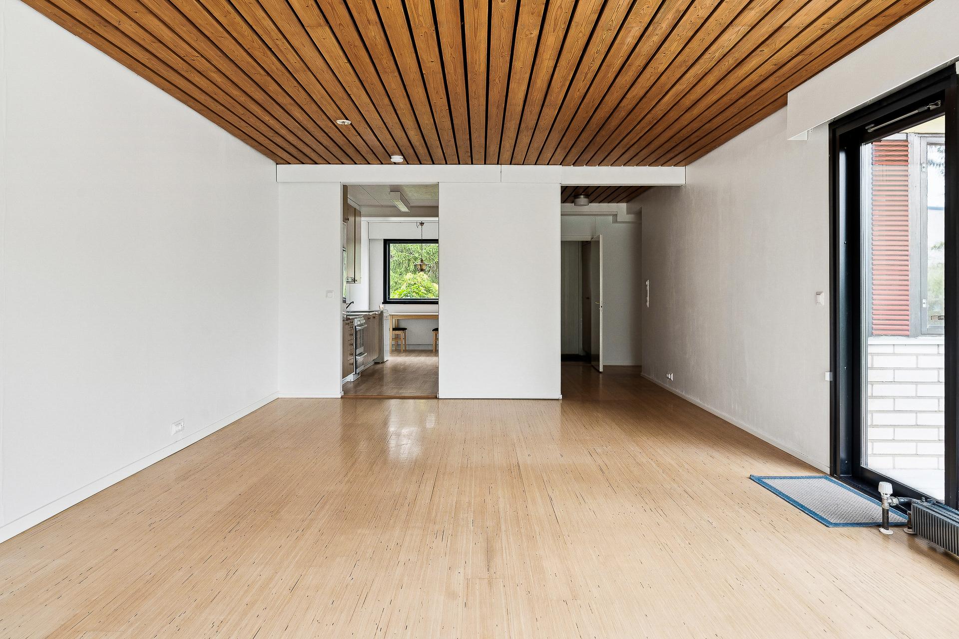 Näkymä eteiseen ja keittiöön