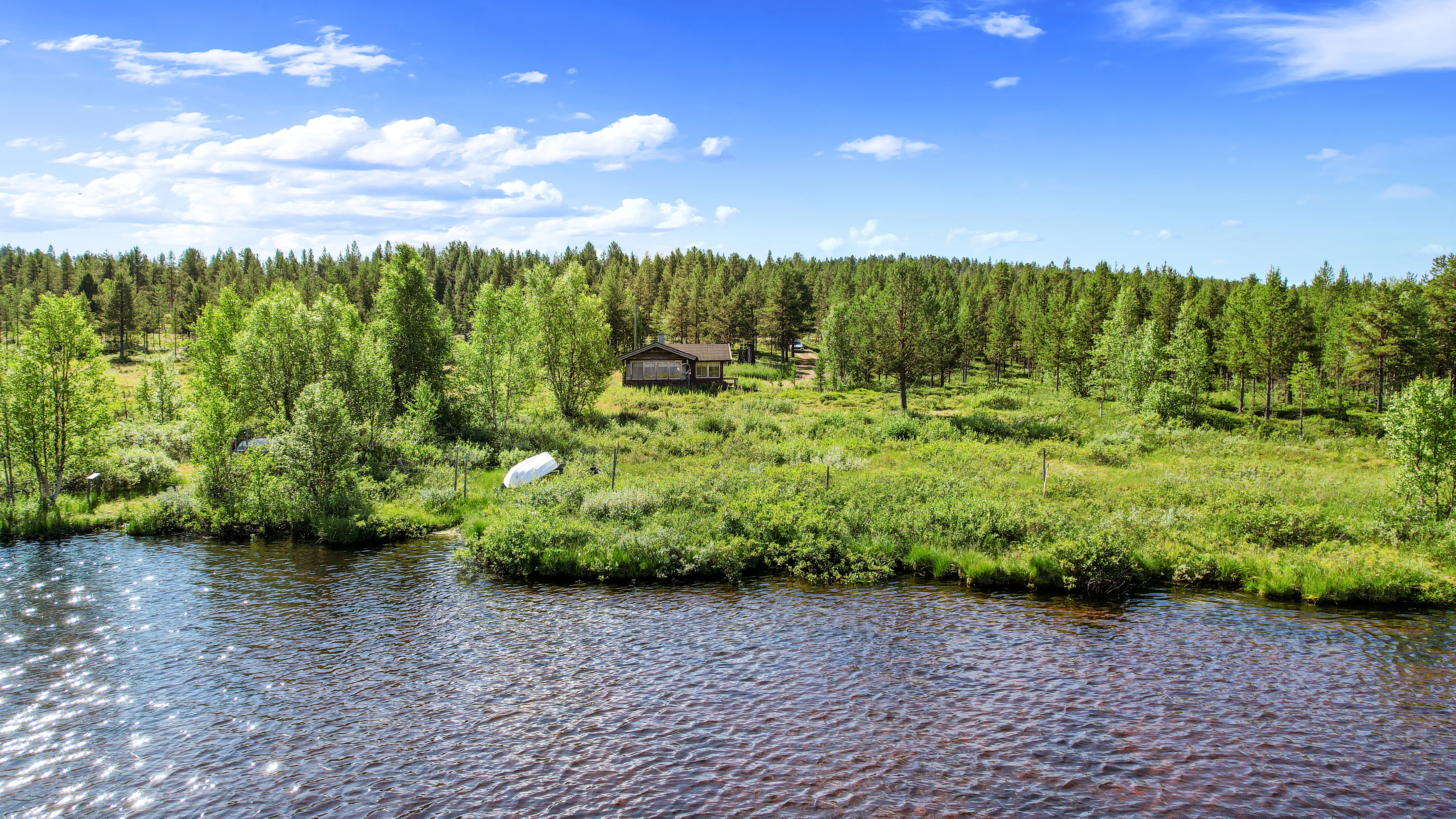 Alamökillä omaa rantaa Pyhäjärveen.