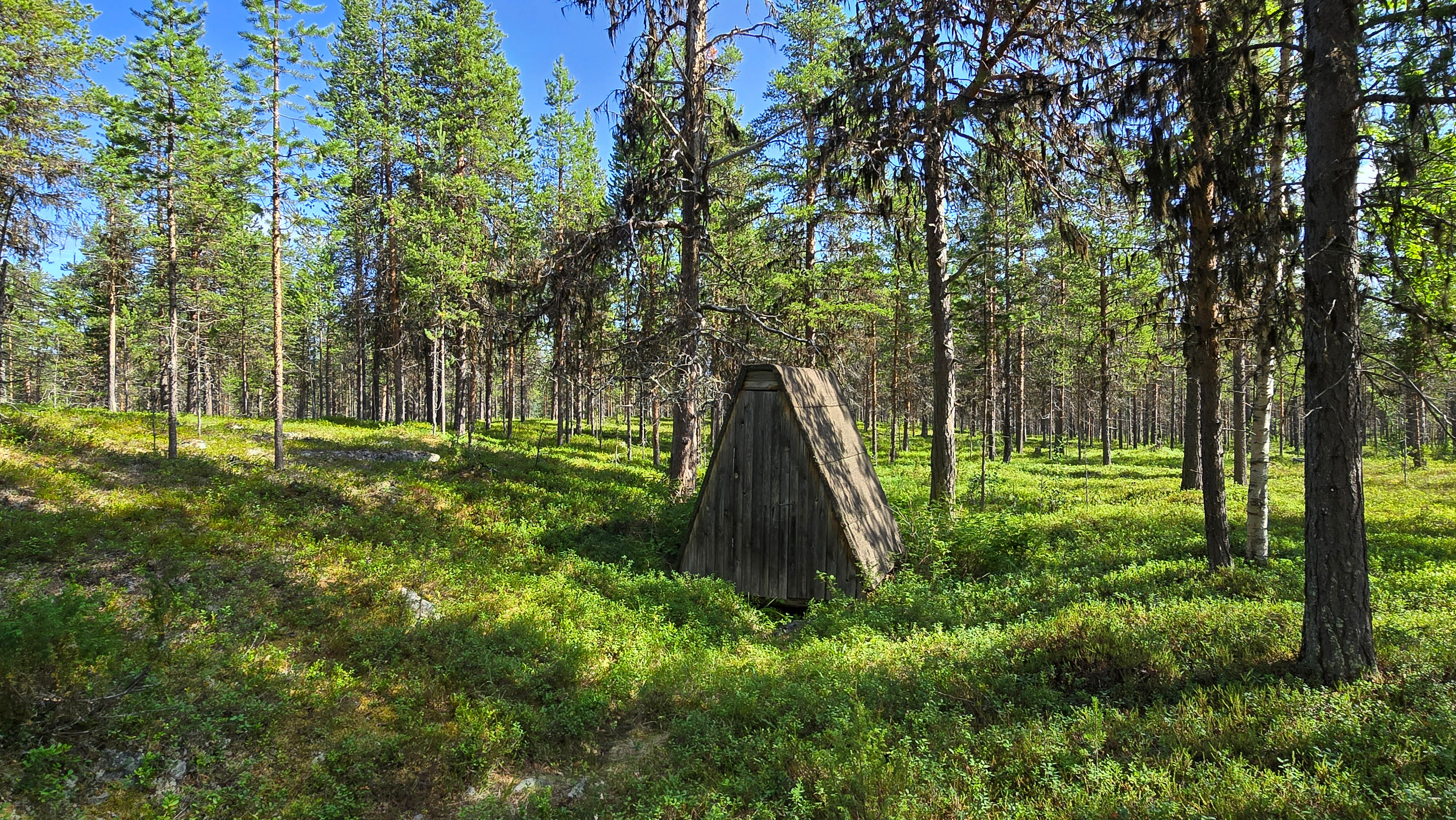 Ylämökin perinteinen ulko-wc.