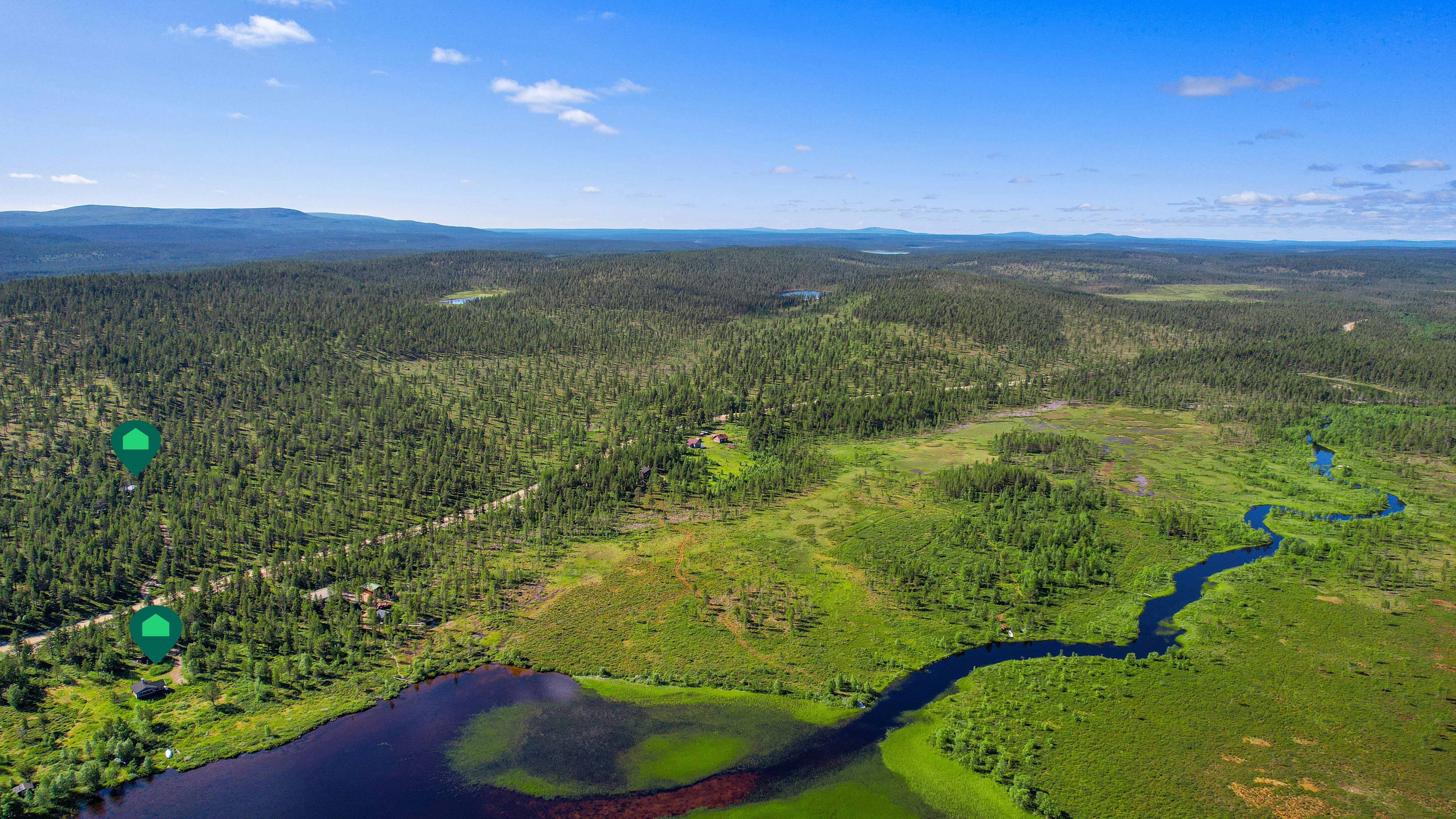 Pyhäjärven ympäristössä muutamia mökkejä ja vakituisessa asuinkäytössä olevia taloja, alue on hyvin rauhallista.
