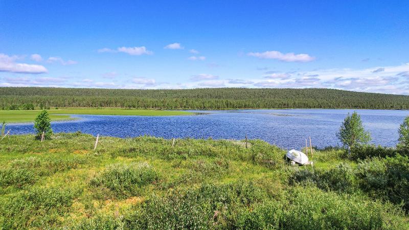 Oma ranta Pyhäjärveen (poroaita kulkee koko Pyhjärven rannassa).