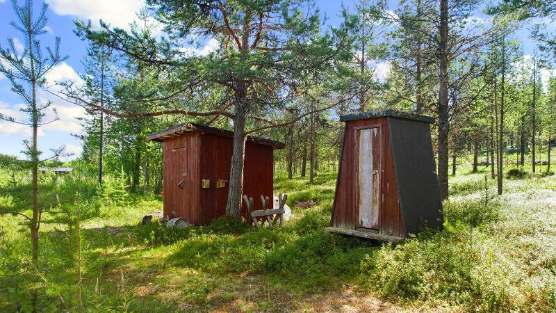 Alamökin puuliiteri ja perinteinen ulko-wc.