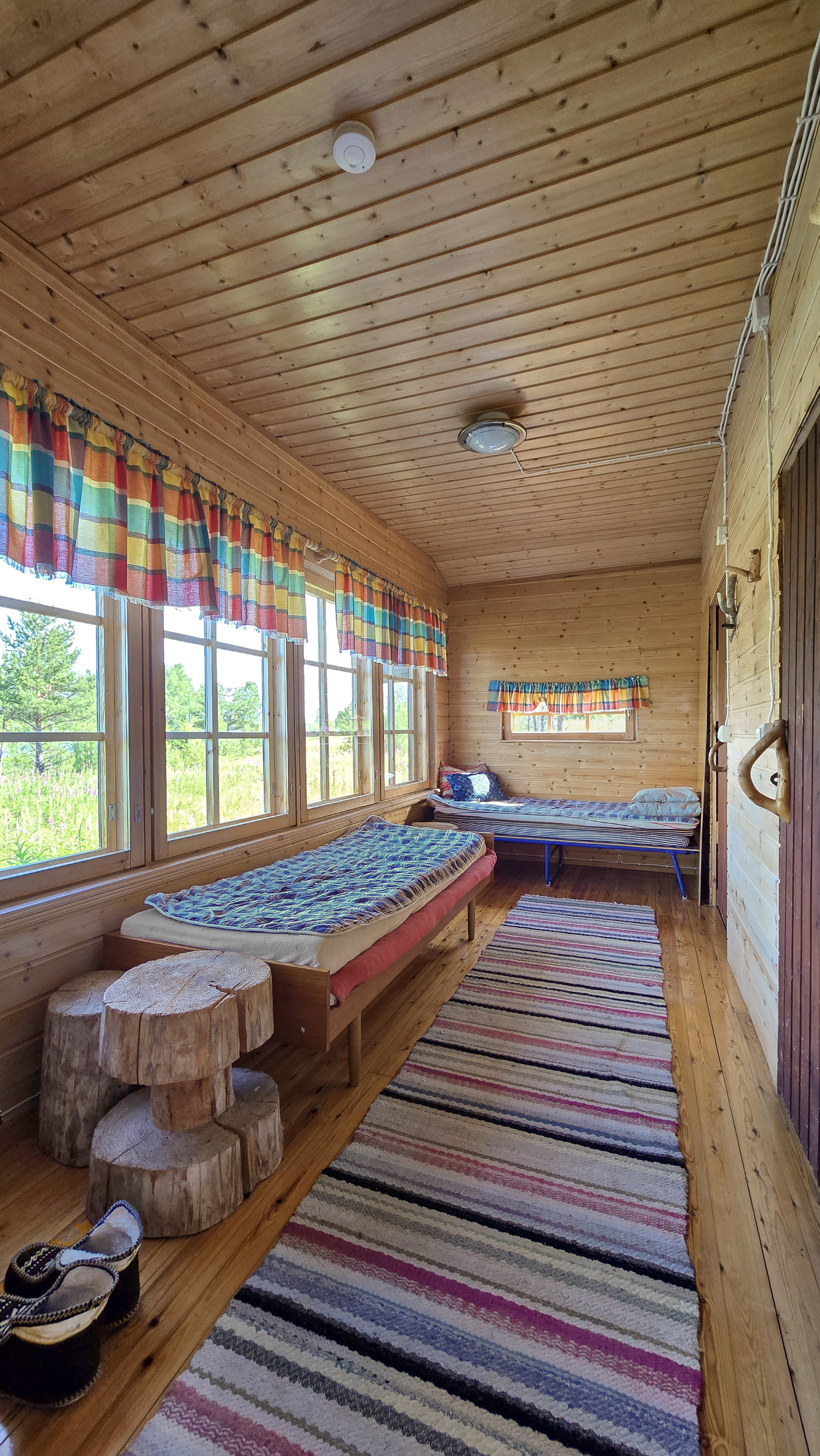 Oleskelutila isoilla maisemaikkunoilla.