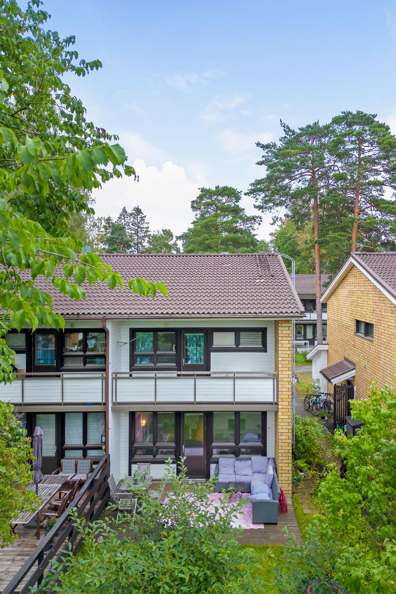 paritalo vain yksi seinänaapuri, talon päädyssä iso oma varasto