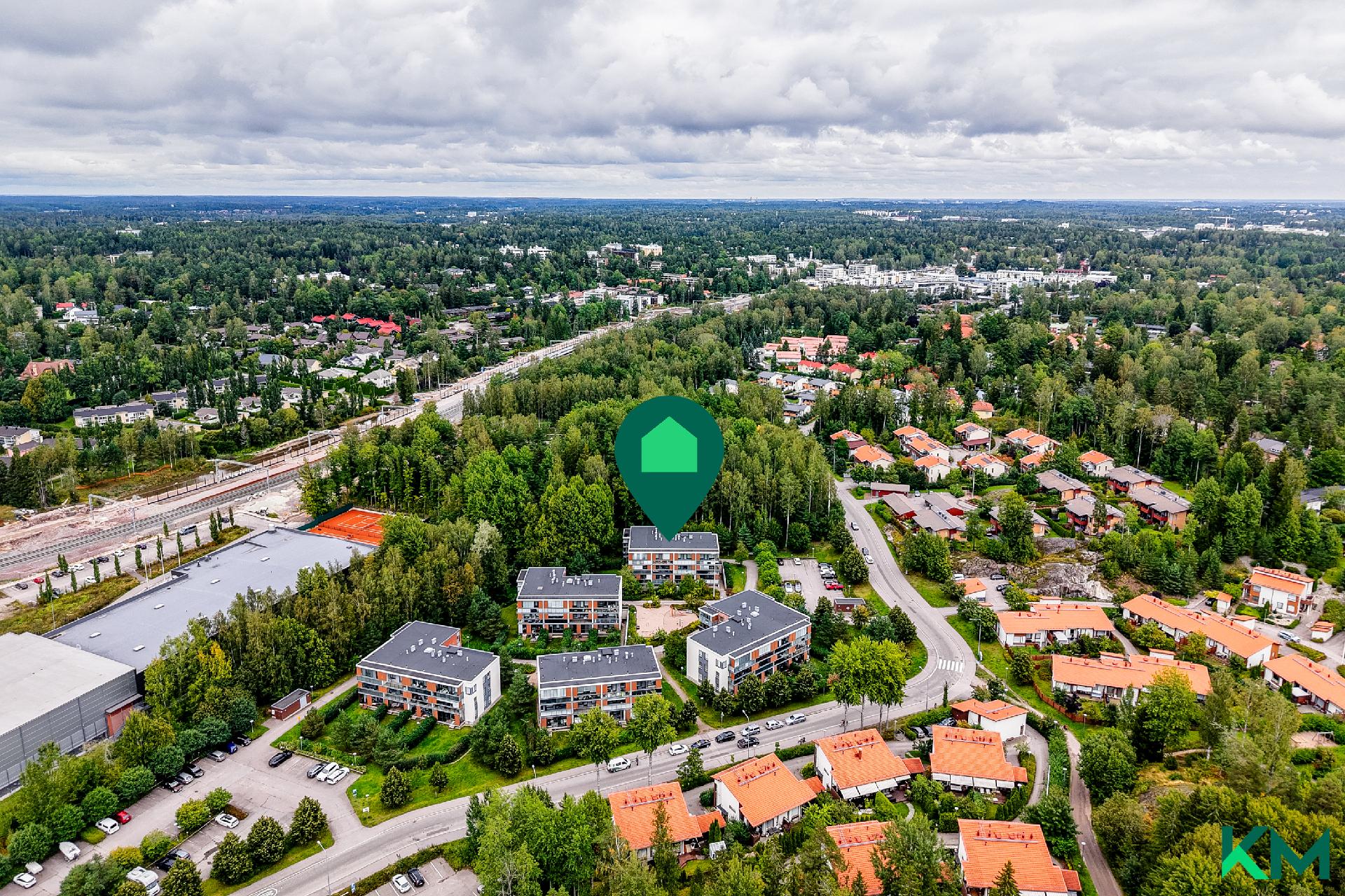 Talon viereinen puisto johtaa Kauniaisten keskustaan