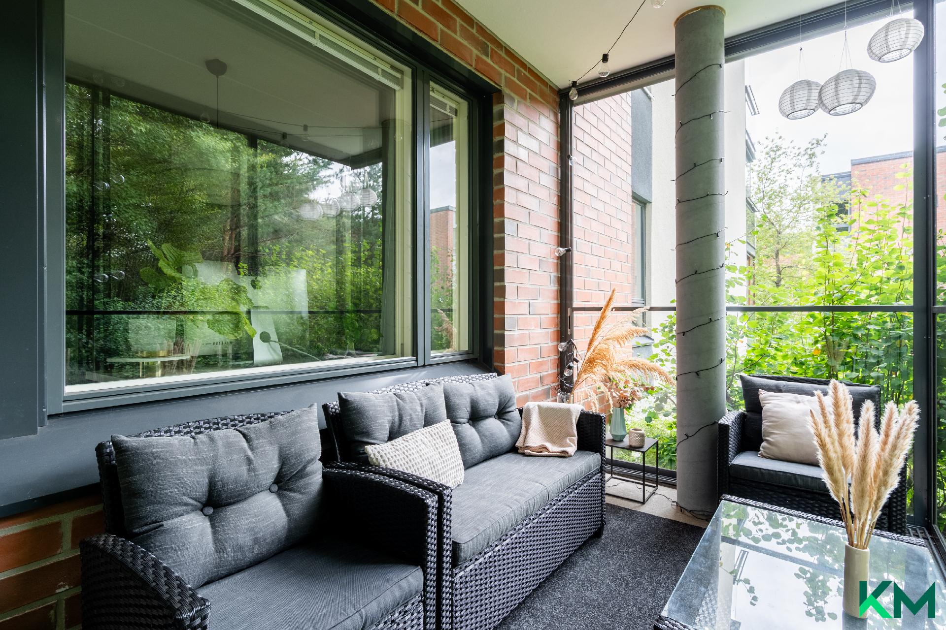 Lasiterassi on muiden katseilta suojassa