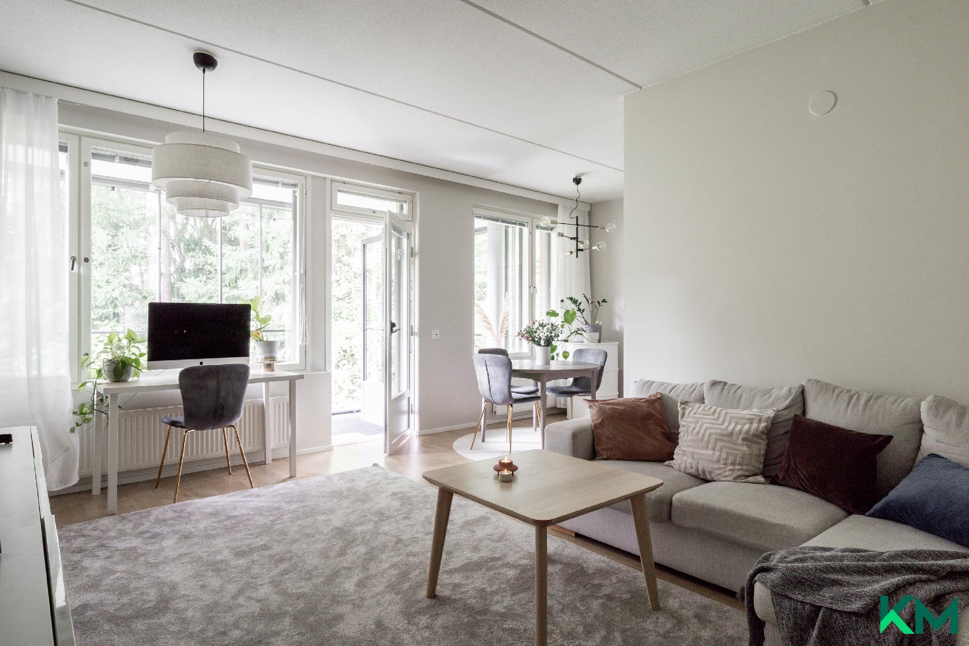 Olohuone on tilava ja monipuolisesti kalustettavissa