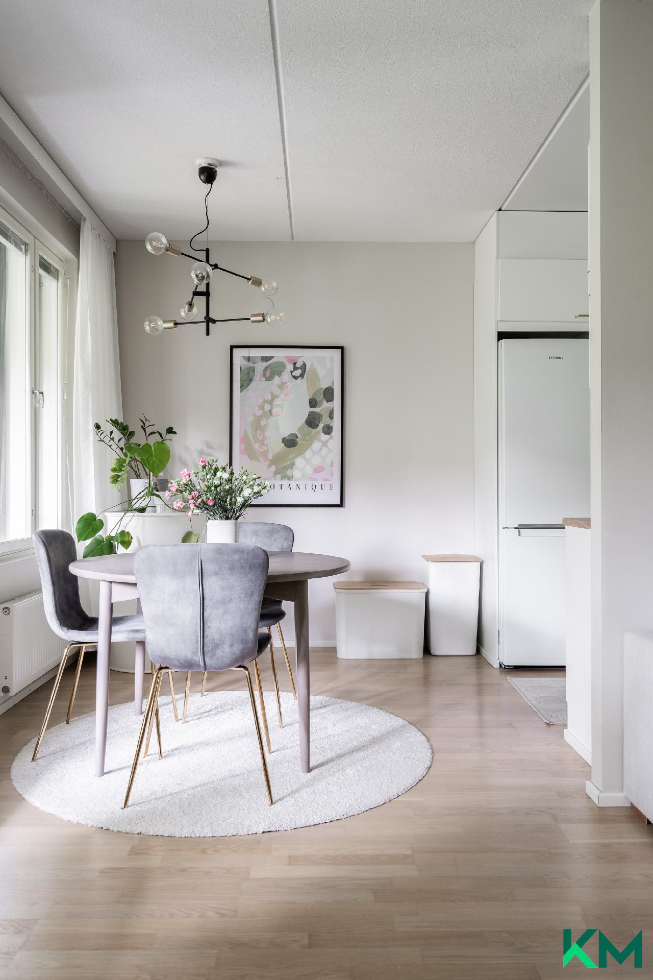 Ruokailutila on keittiön vieressä