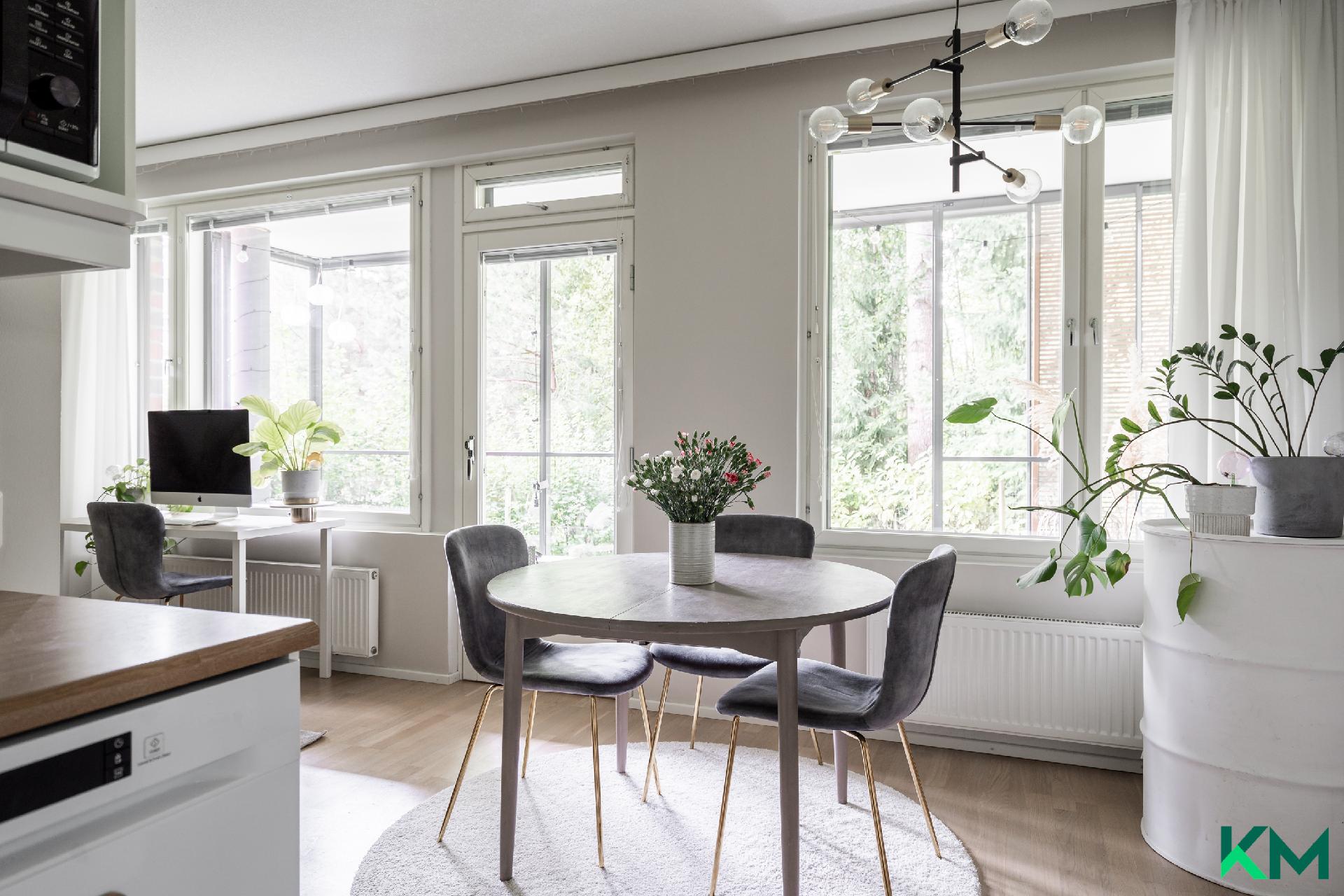 Isot ikkunat avautuvat terasille ja pihalle