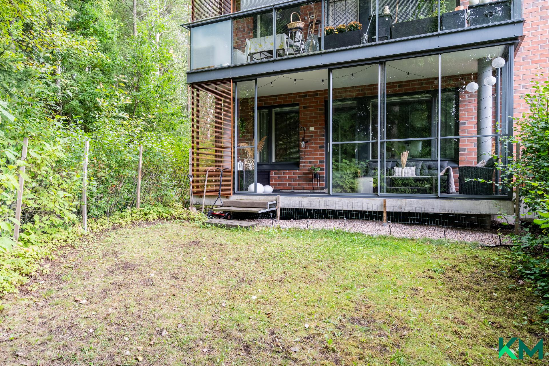 Oma piha on aidattu verkolla ja lapsille/koirille turvallinen